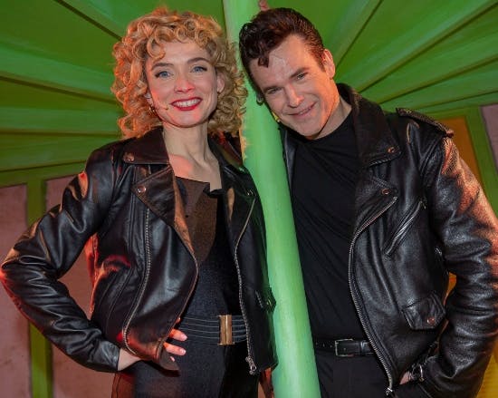 Neel Rønholt som Sandy og Silas Holst som Danny i Grease