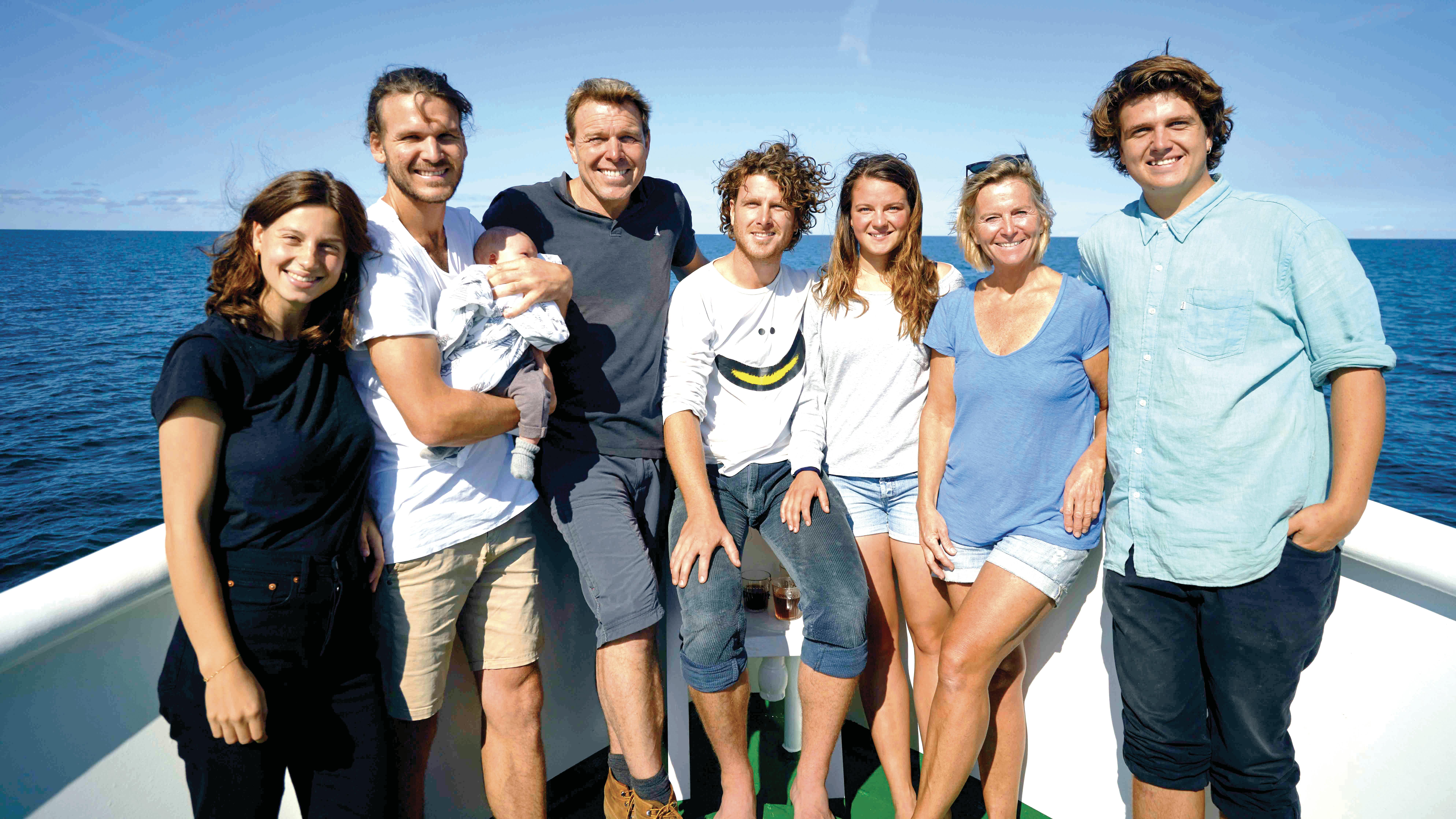 Et ældre foto af familien. Fra venstre: Louise, Emil med Hugo, Mikkel Beha Erichsen, Theis med kæresten Ida, Marian Midé og Alfred.&nbsp;
