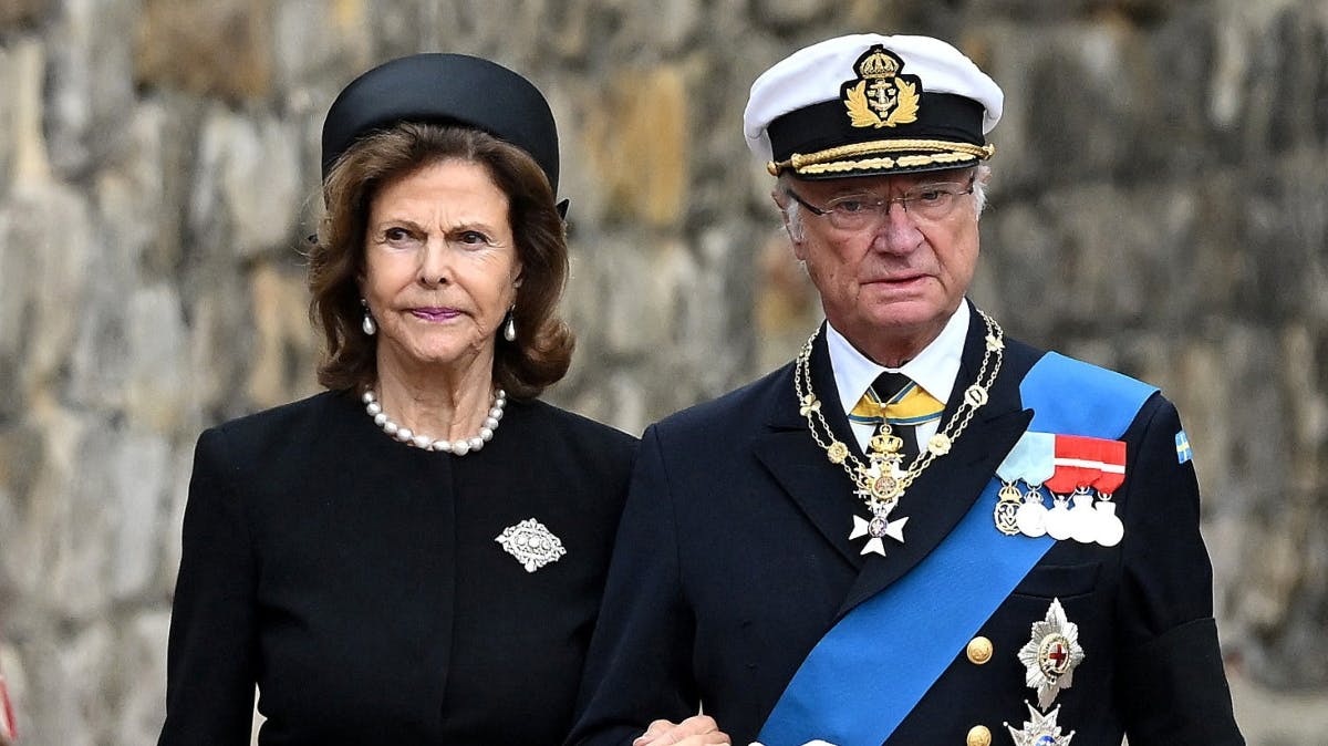 Dronning Silvia og kong Carl Gustaf, da de sammen deltog andagt i St. George’s Chapel ved Windsor Castle i forbindelse med dronning Elizabeths begravelse.&nbsp;
