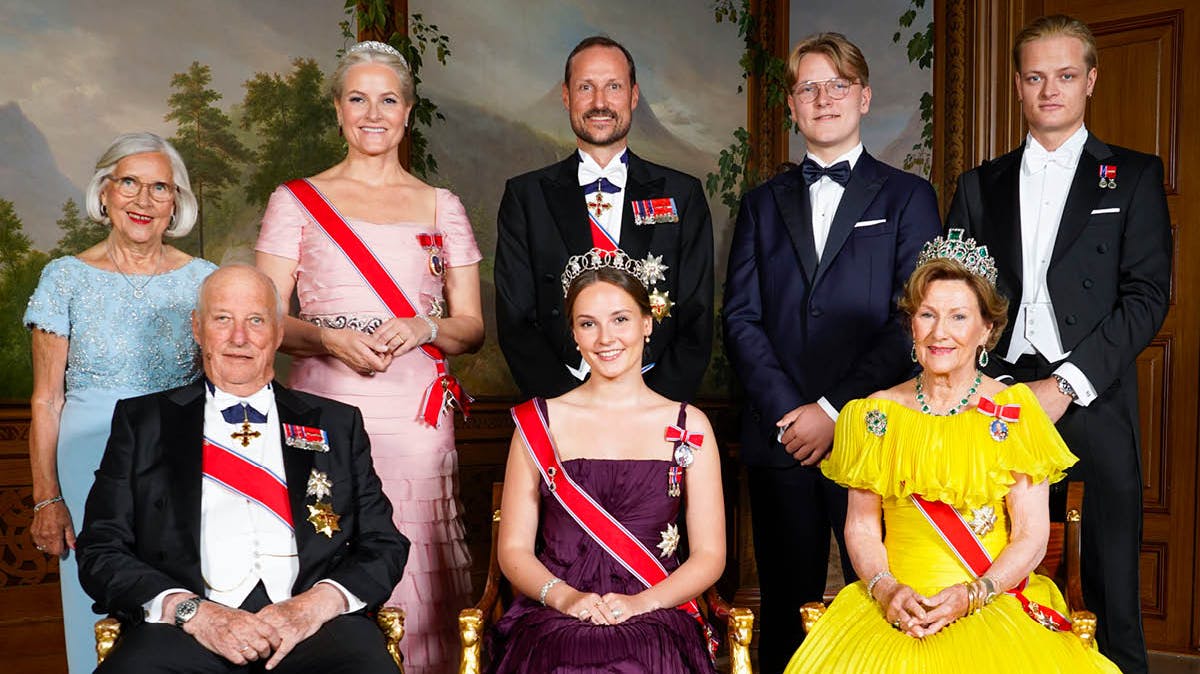 Den norske kongefamilie ved prinsesse Ingrid Alexandras 18-års fødselsdag. Forreste række fra venstre er det kong Harald, prinsesse Ingrid Alexandra og dronning Sonja. Bagerste række fra venstre ses kronprinsessens mor, Marit Tjessem, kronprinsesse Mette-Marit, kronprins Haakon, prins Sverre Magnus og Marius Borg Høiby.