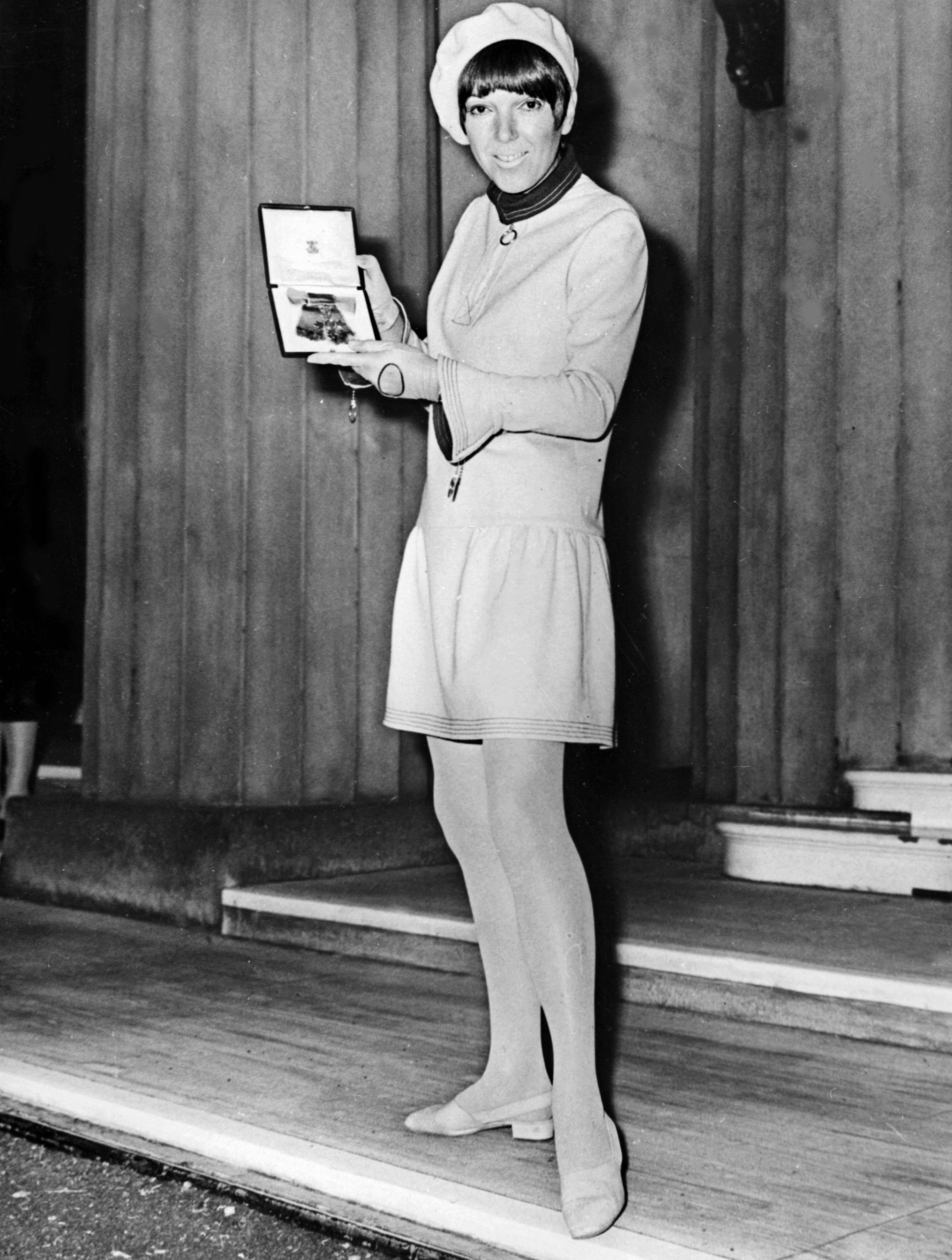 Dame Mary Quant modtog i 1966 "Order of the British Empire" af dronning Elizabeth.
