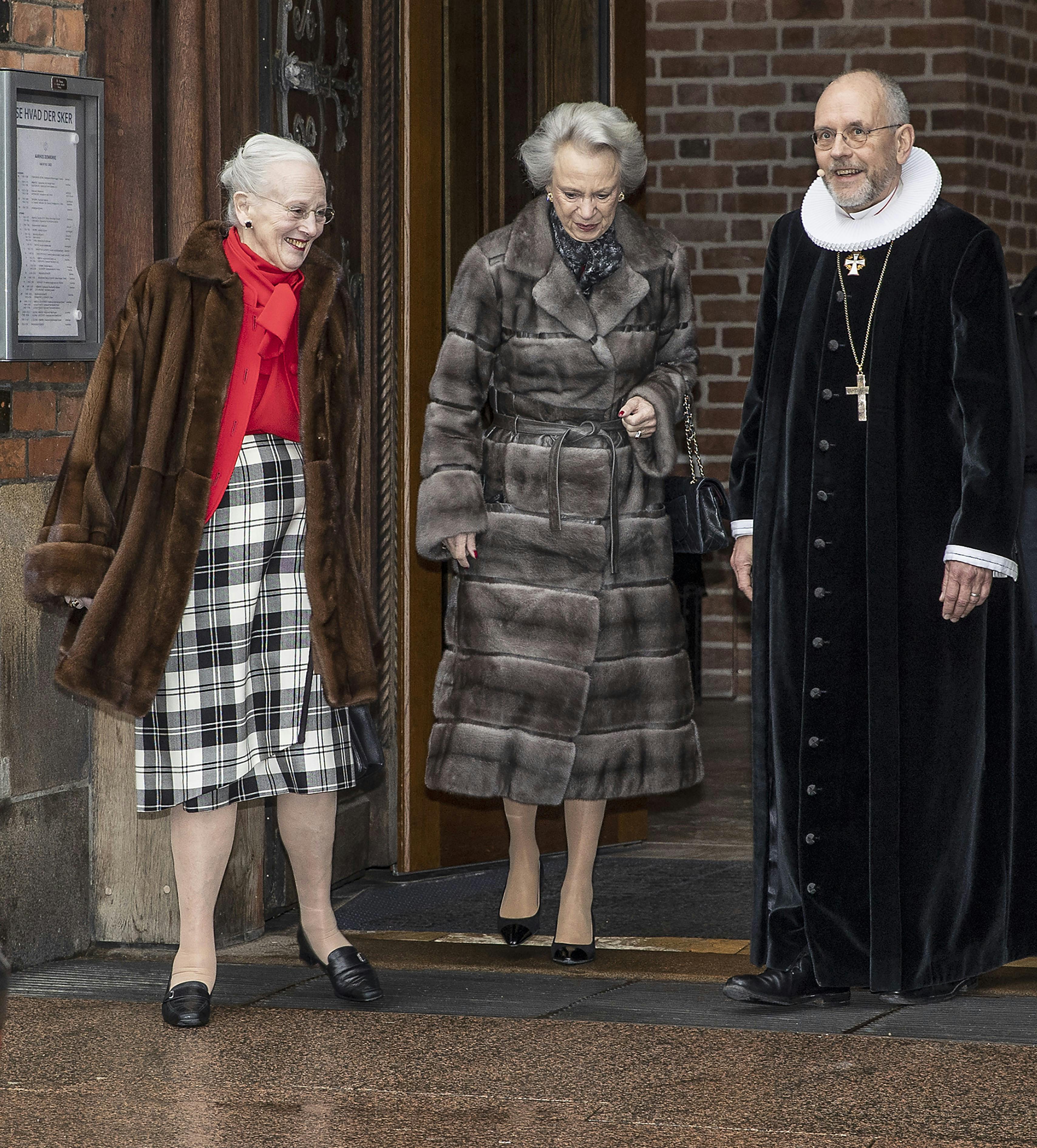 Dronning Margrethe og prinsesse Benedikte sammen med kongelig konfessionarius Henrik Wigh-Poulsen til Julegudstjeneste i Århus Domkirke sidste år. 