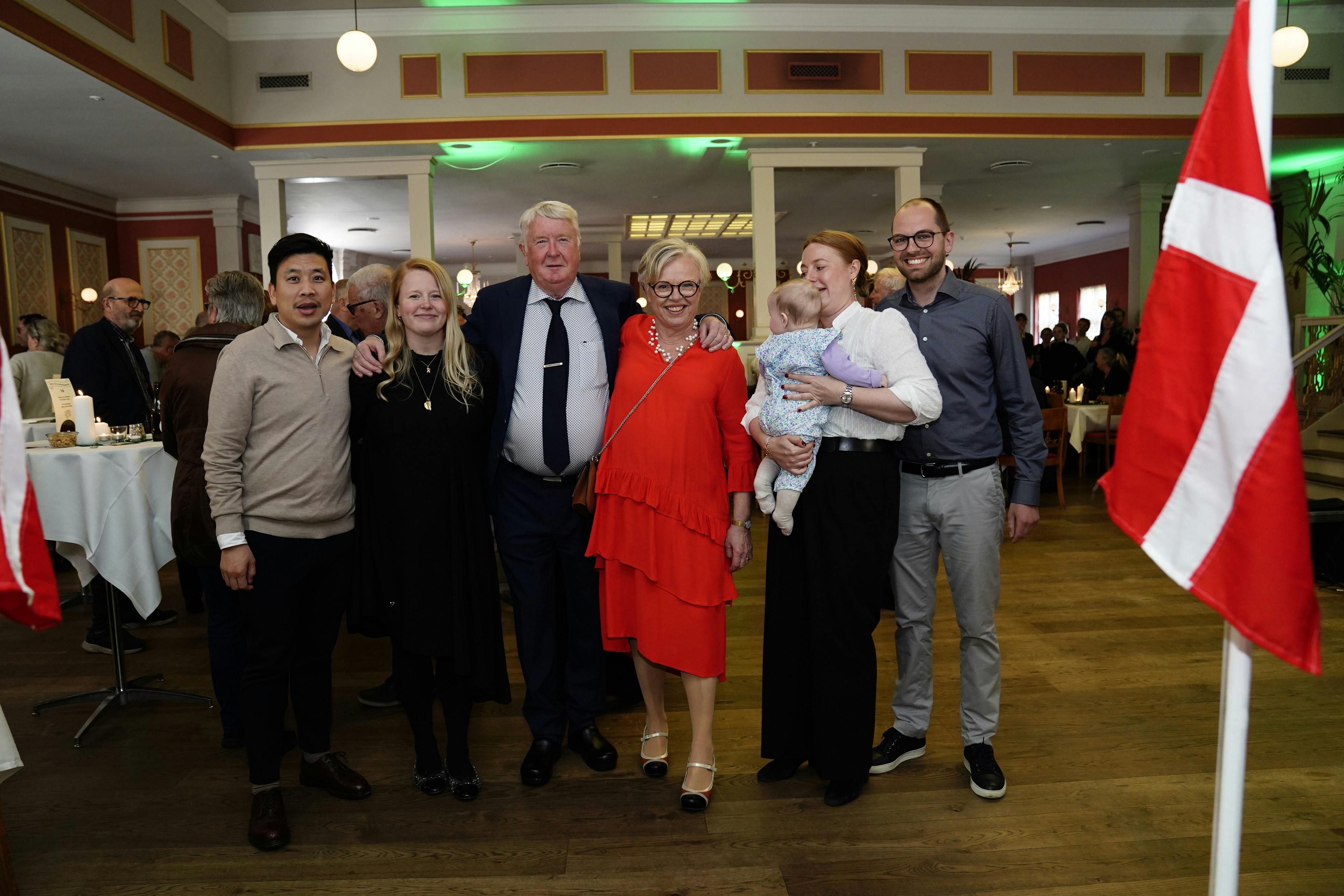 Torben Træsko med hele familien. Fra venstre: Svigersønnen Bao, datteren Sandra, Torben Træsko, hustruen Susanne, datteren Linda med barnebarnet Vera og svigersønnen Henrik. 