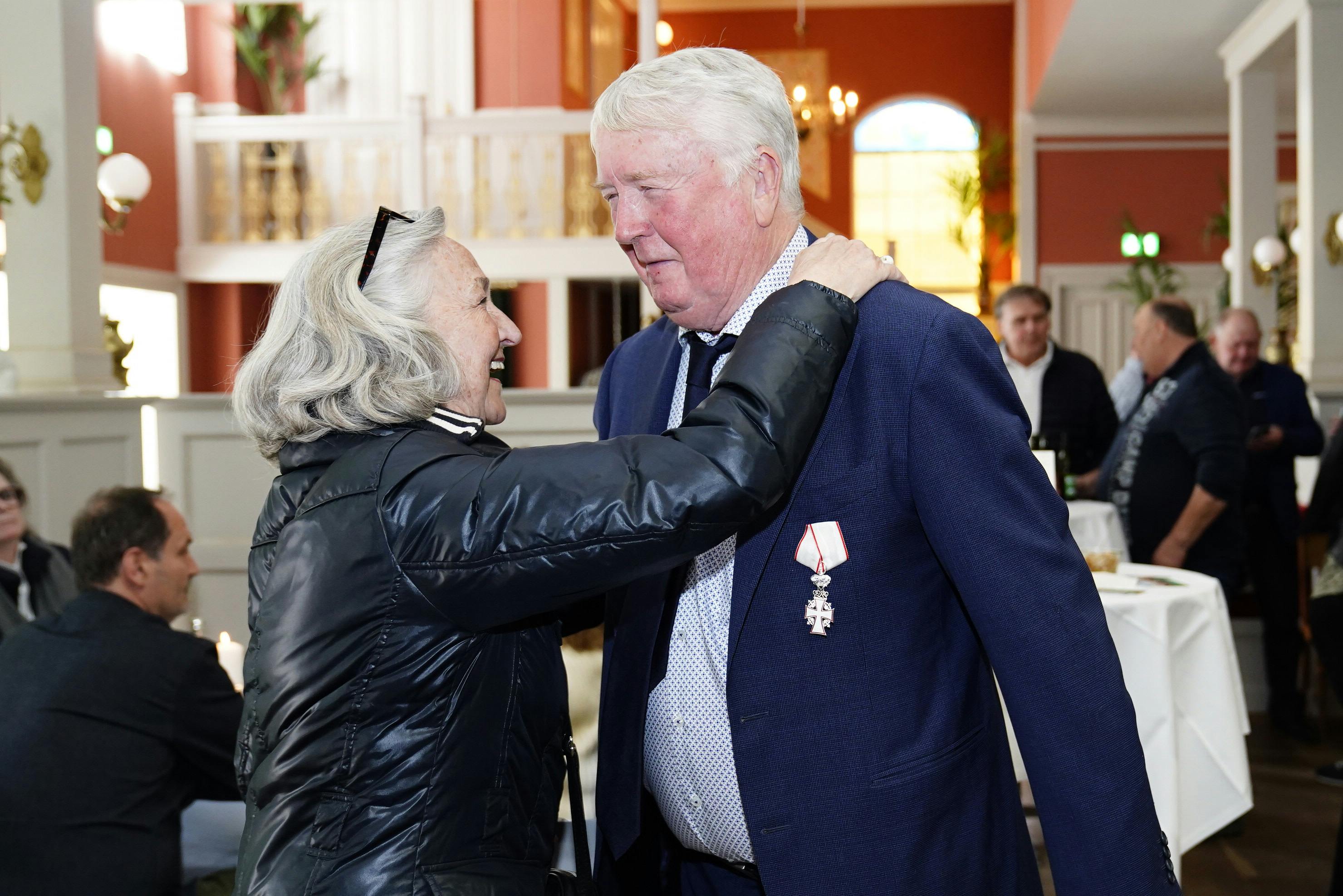 Rudi Nielsen giver Torben Træsko et kram. 