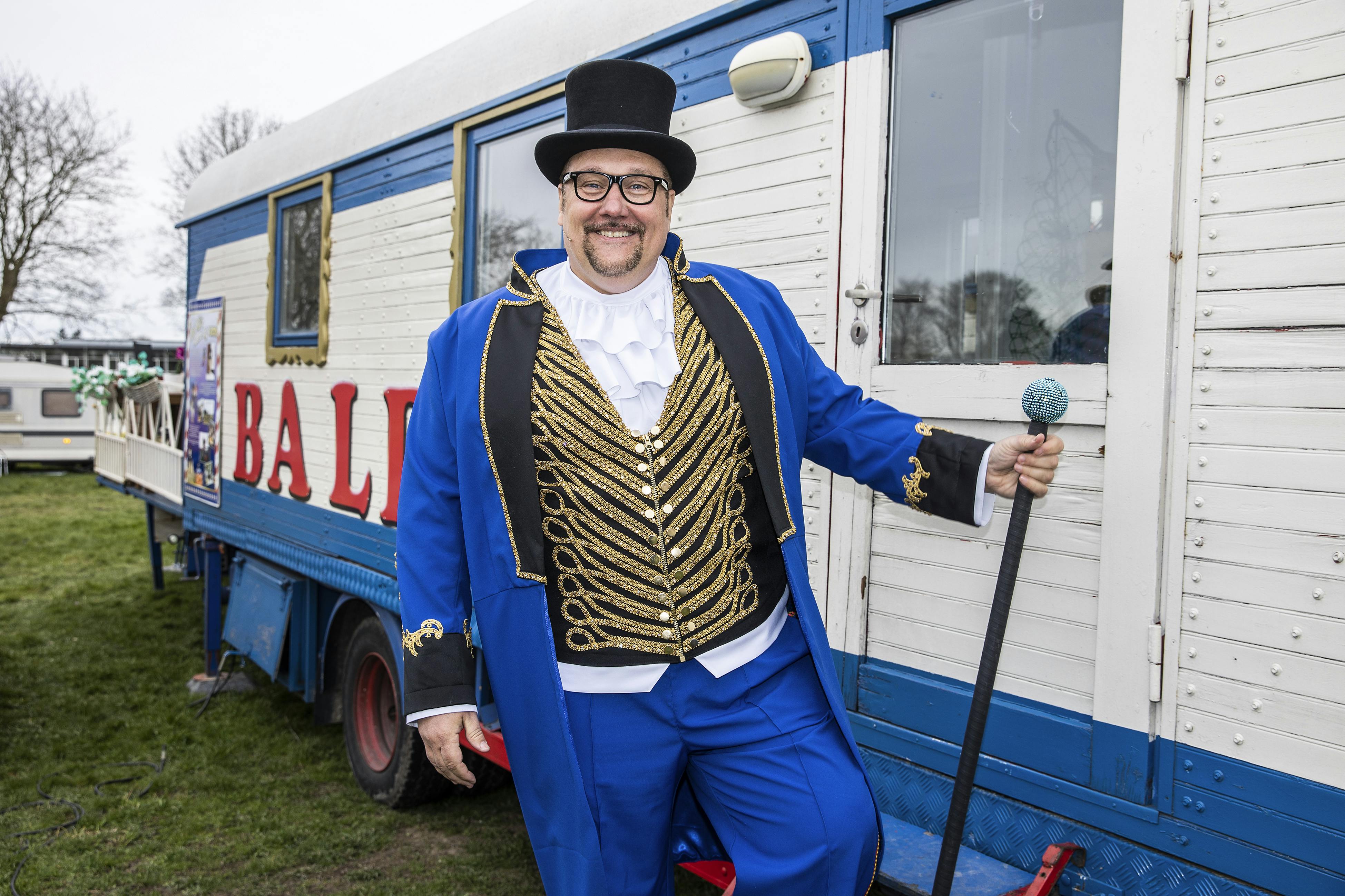 Amin Jensen som sprechstallmeister i Cirkus Baldoni 