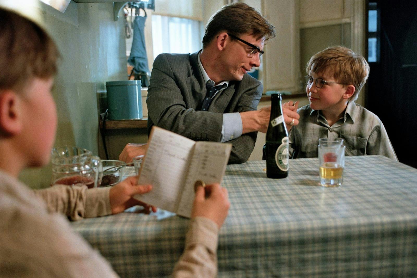 Erik Nielsen (Ken Vedsegaard) og Henrik (Ronnie Hiort Lorenzen) i "Krøniken"