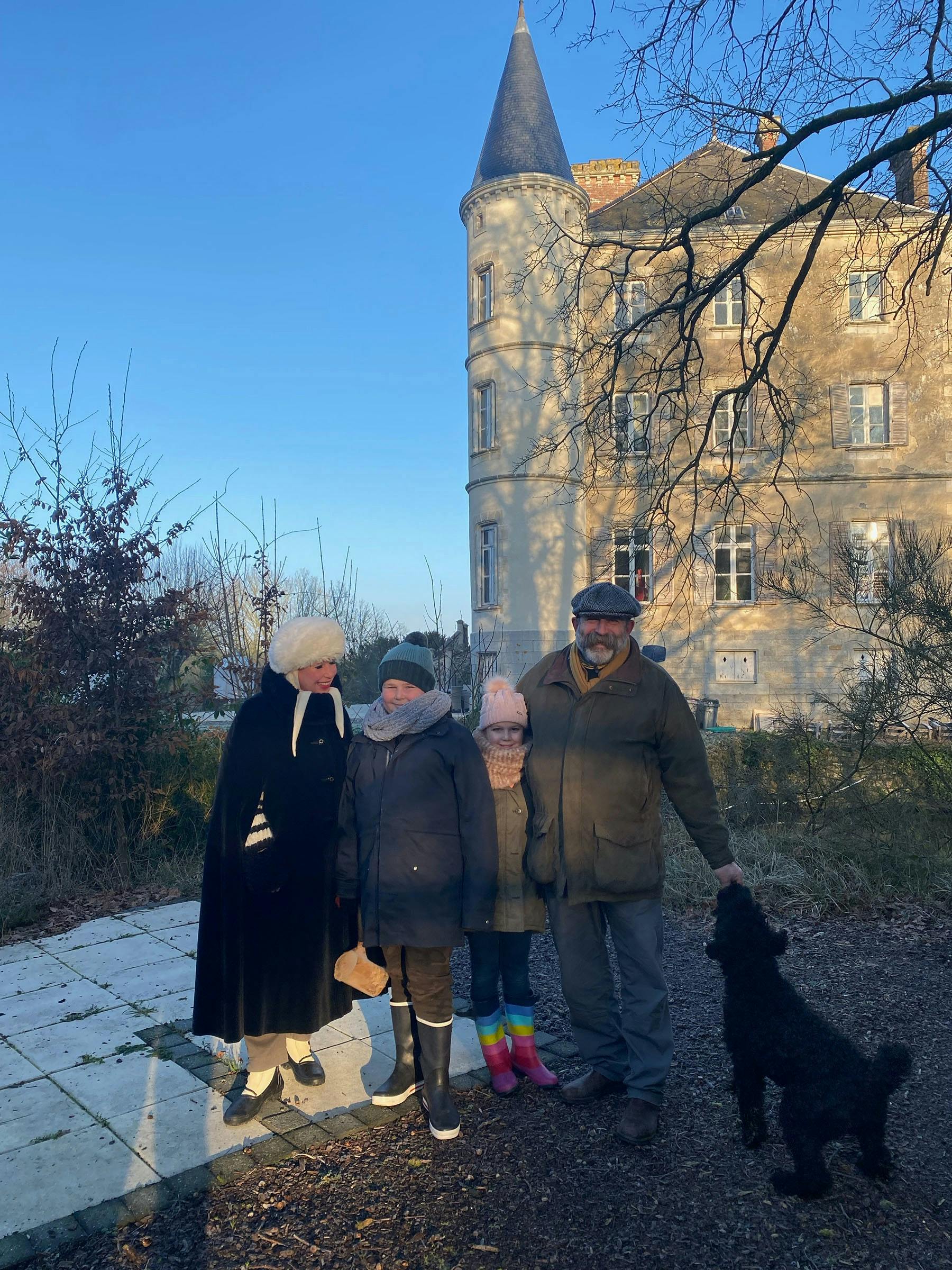 Dick og Angel Strawbridge med børnene Arthur og Dorothy i 2022. 