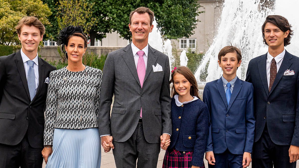 Prins Joachim og prinsesse Marie med børnene grev Felix, komtesse Athena, grev Henrik og grev Nikolai. 