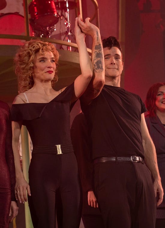 Neel Rønholt som Sandy og Silas Holst som Danny i Grease