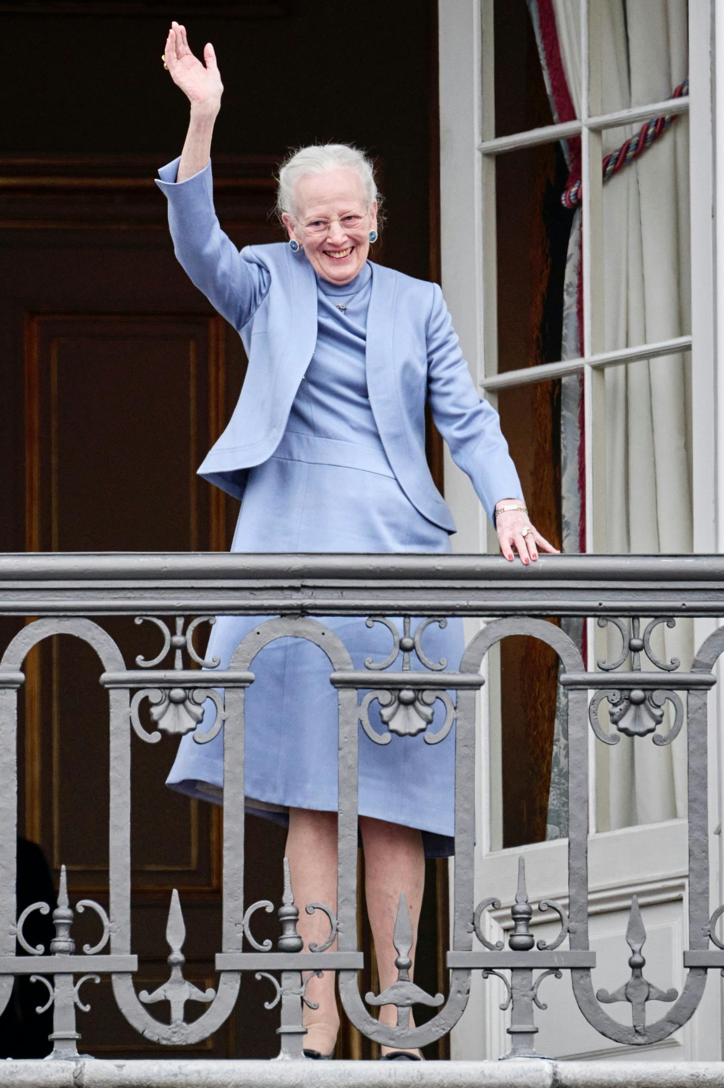 Dronning Margrethe på balkonen i Christian IX's Palæ på Amalienborg under fejringen af hendes 83-års fødselsdag.
