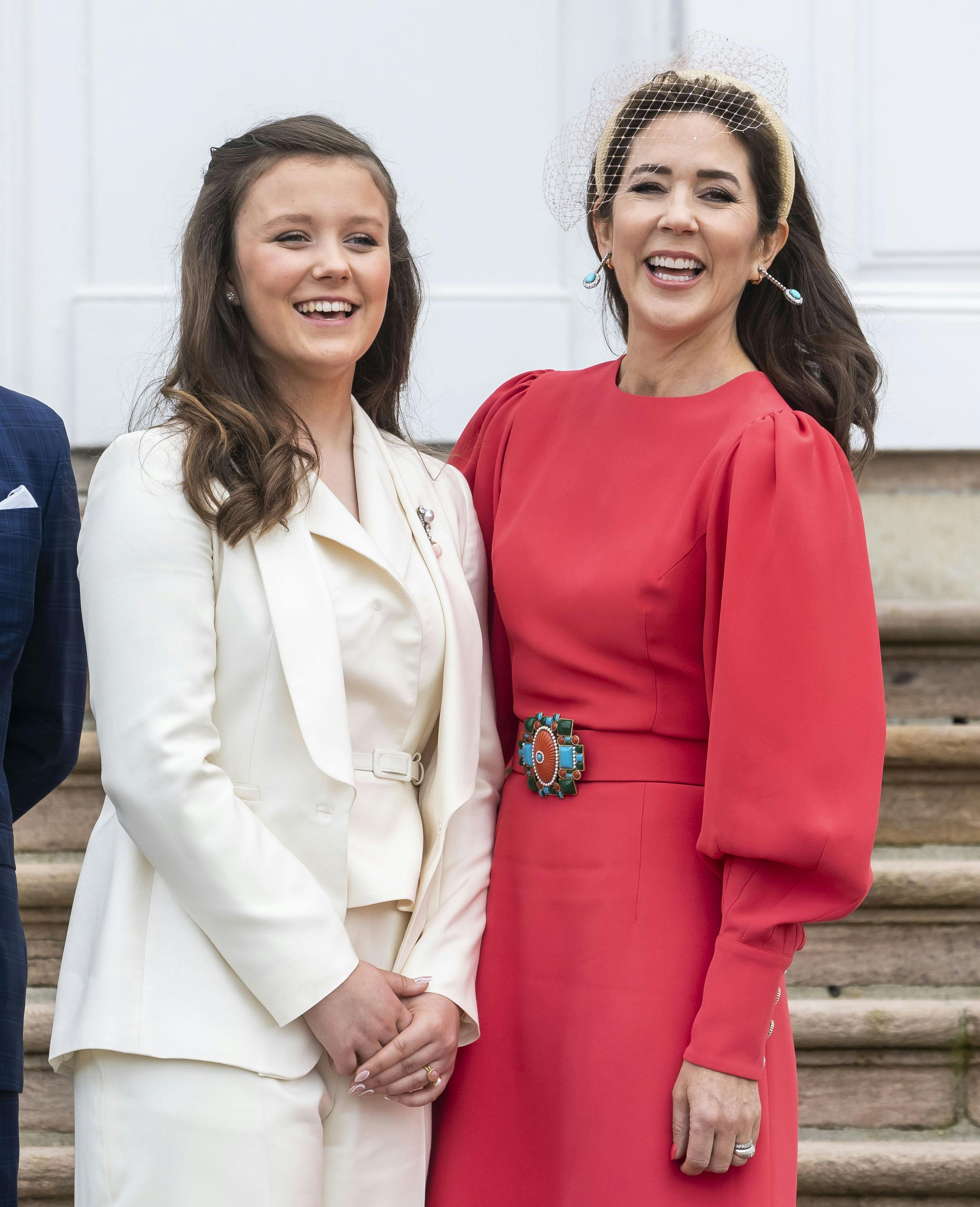 Til sin konfirmation bar prinsesse Isabella vest og jakke fra sin mor, kronprinsesse Marys, Max Mara-sæt. 
