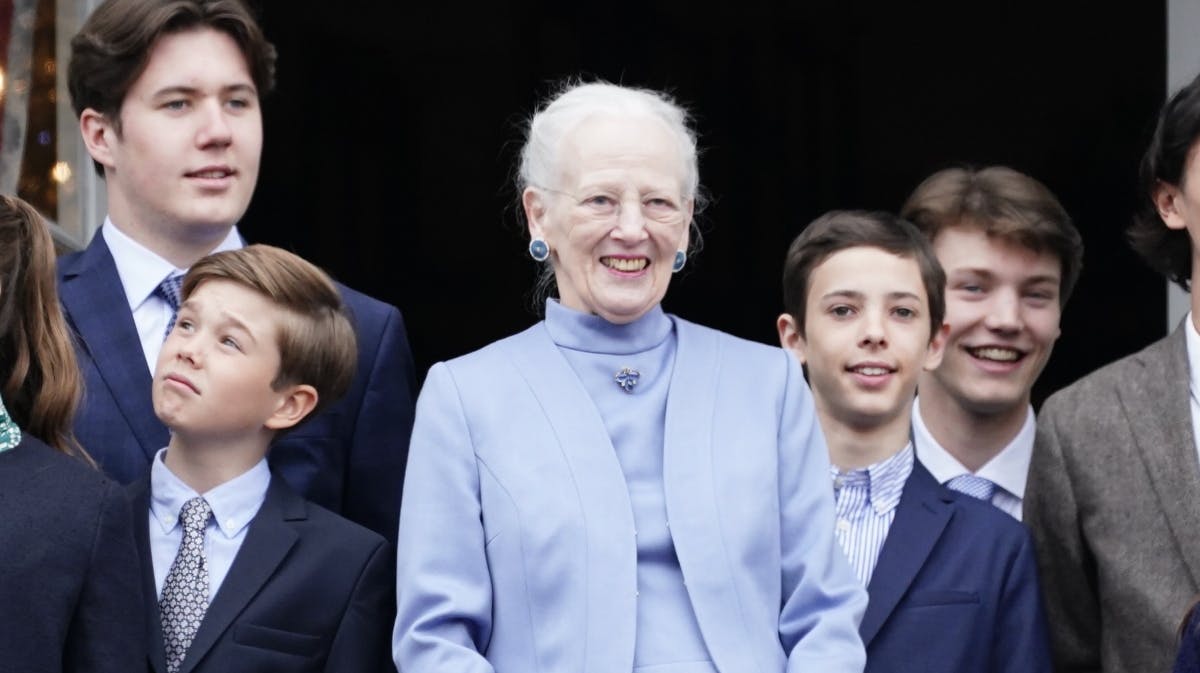 Dronning Margrethe omgivet af børnebørnene