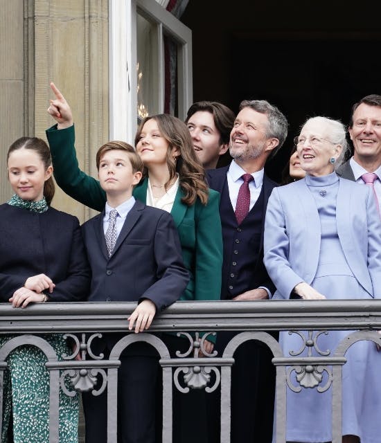 Dronningen og familien på balkonen