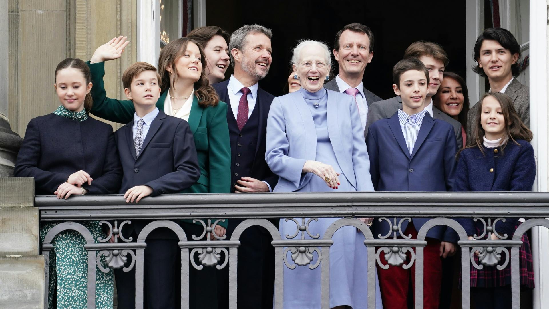 Dronningen omgivet af den kongelige familie.