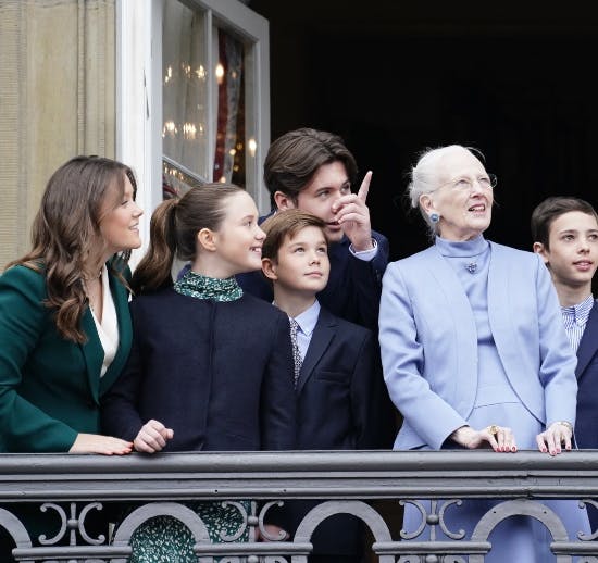 Dronningen og familien på balkonen
