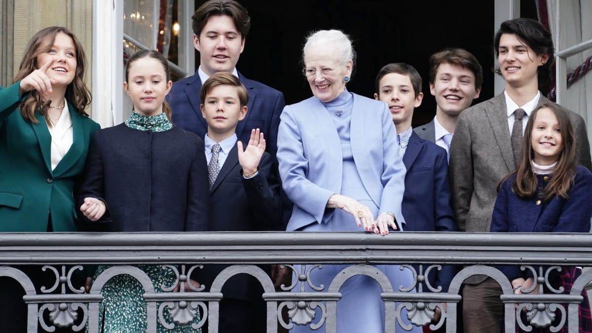 Dronning Margrethe med sine otte børnebørn. 