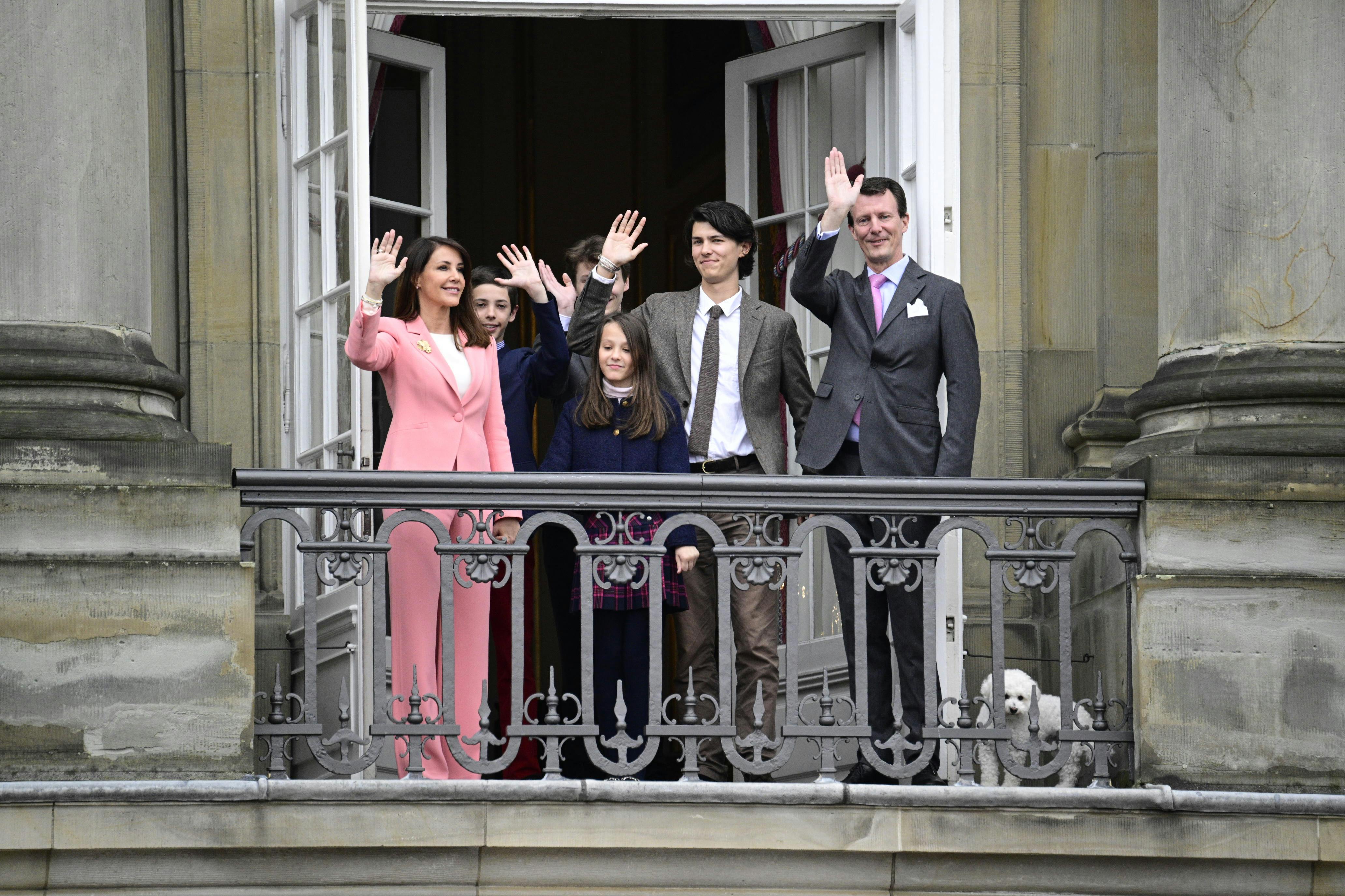 Prins Joachim og prinsesse Marie med de fire børn og hunden Cerise, der var med på balkonen i dagens anledning.&nbsp;
