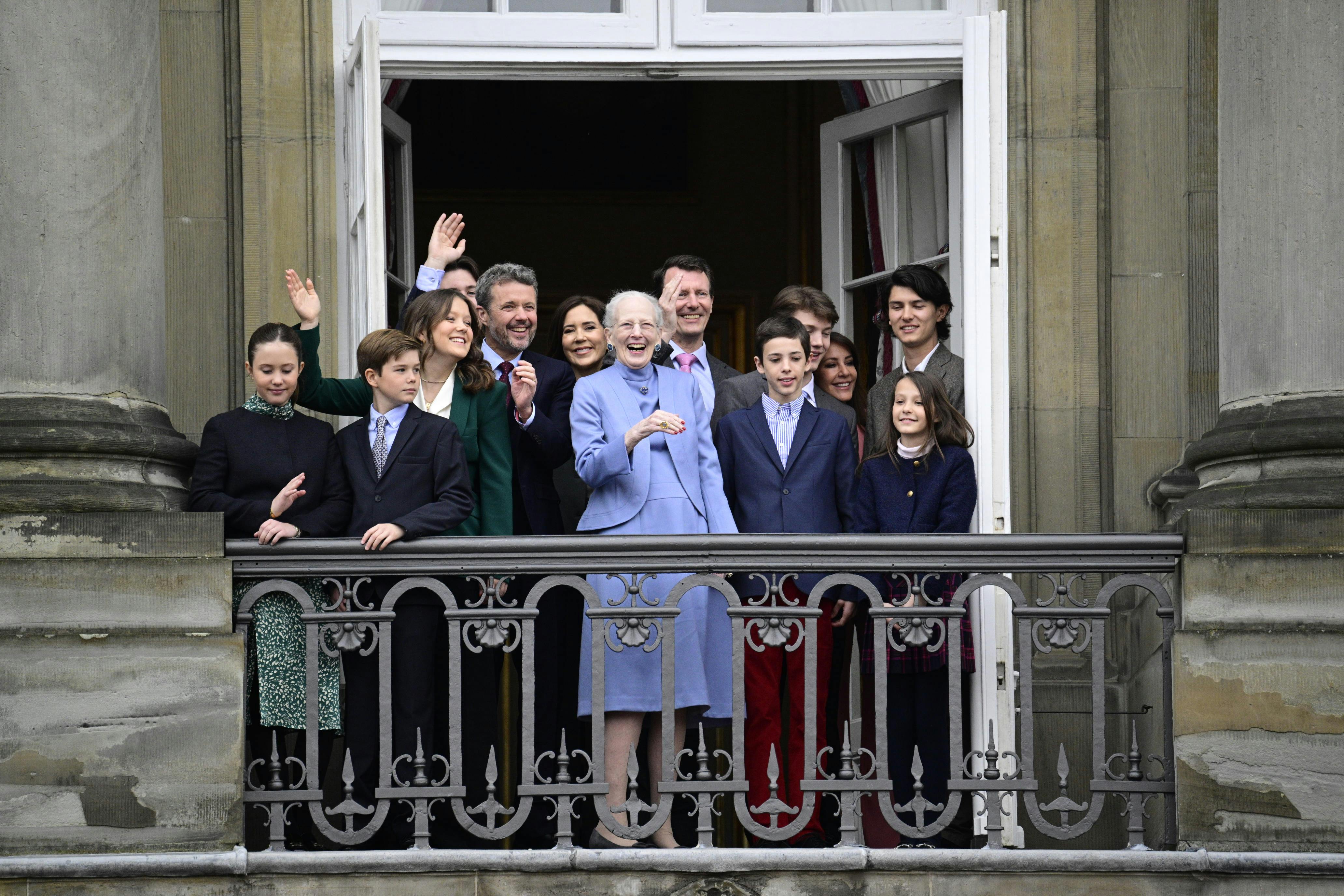Dronning Margrethe med hele familien. Det var barnebarnet Henrik, der stod ved siden af farmor.&nbsp;&nbsp;
