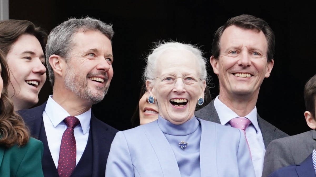 Dronning Margrethe fejres på balkonen omgivet af sin familie.
