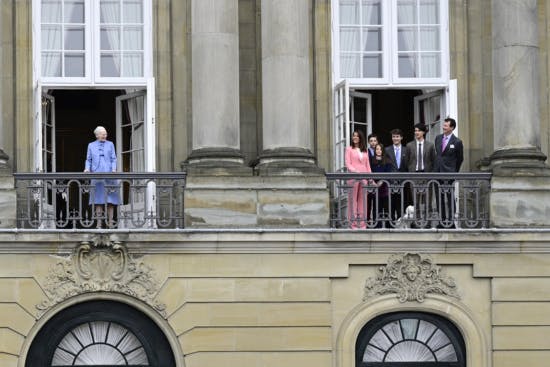 Prins Joachim kigger hen på dronningen.&nbsp;
