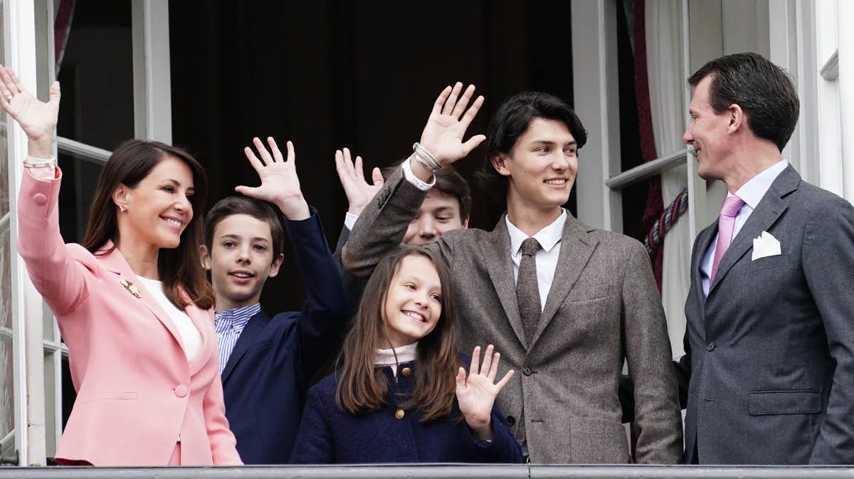 Grev Nikolai og familien på balkonen til dronning Margrethes fødselsdag.