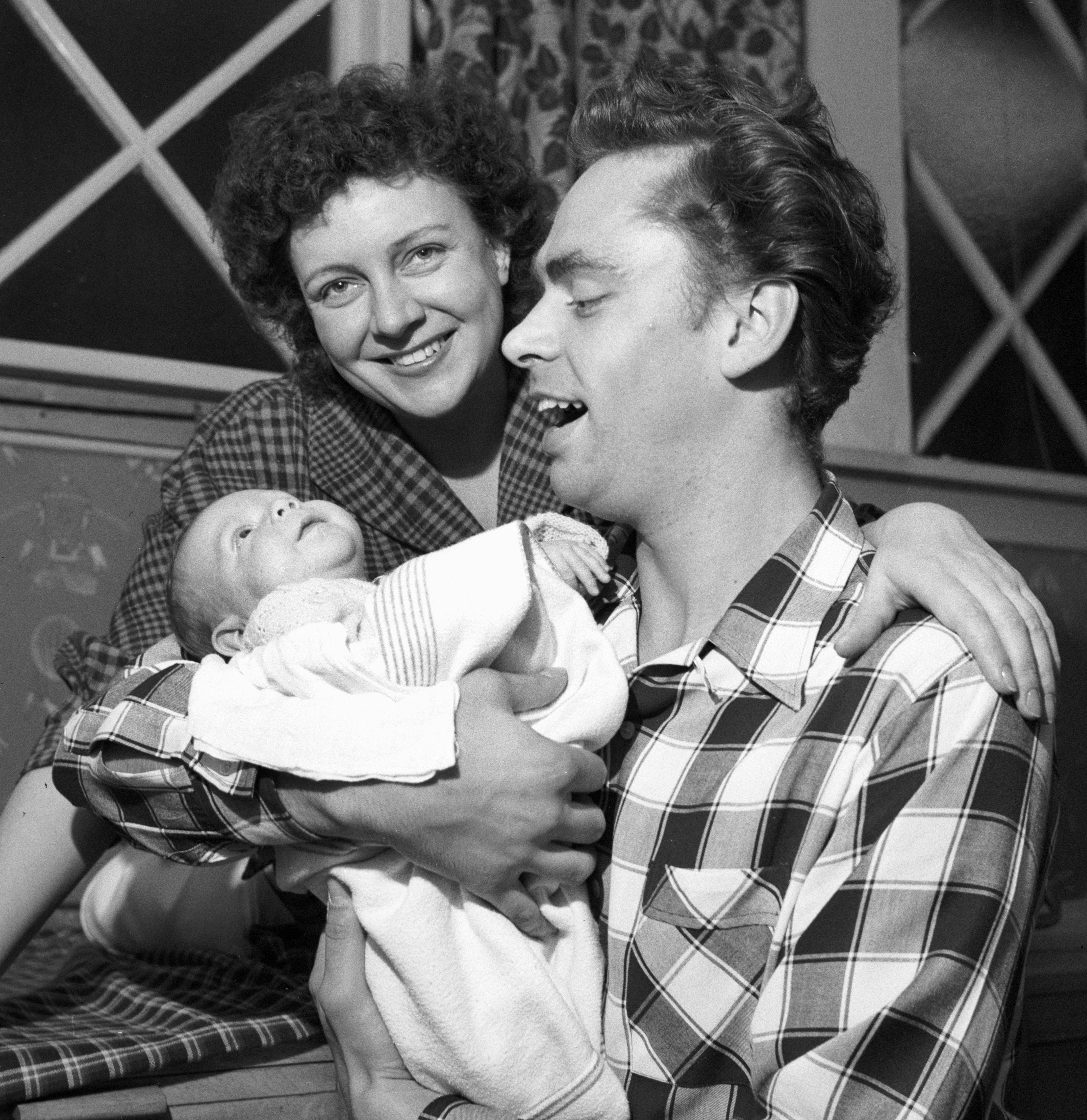 Sigrid Horne-Rasmussen og Dirch Passer med lille Dorte. 