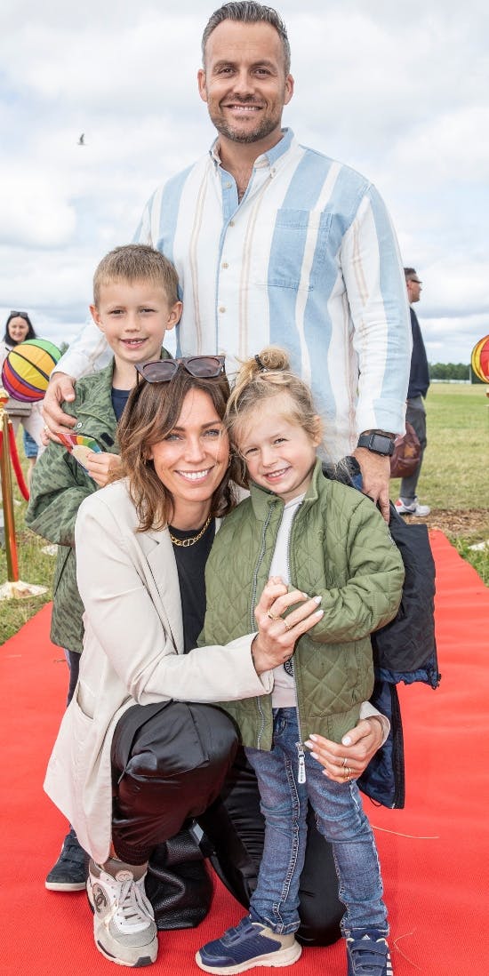 Lisbeth Østergaard og Ralf Christensen med deres to sønner, Viggo og Carlo