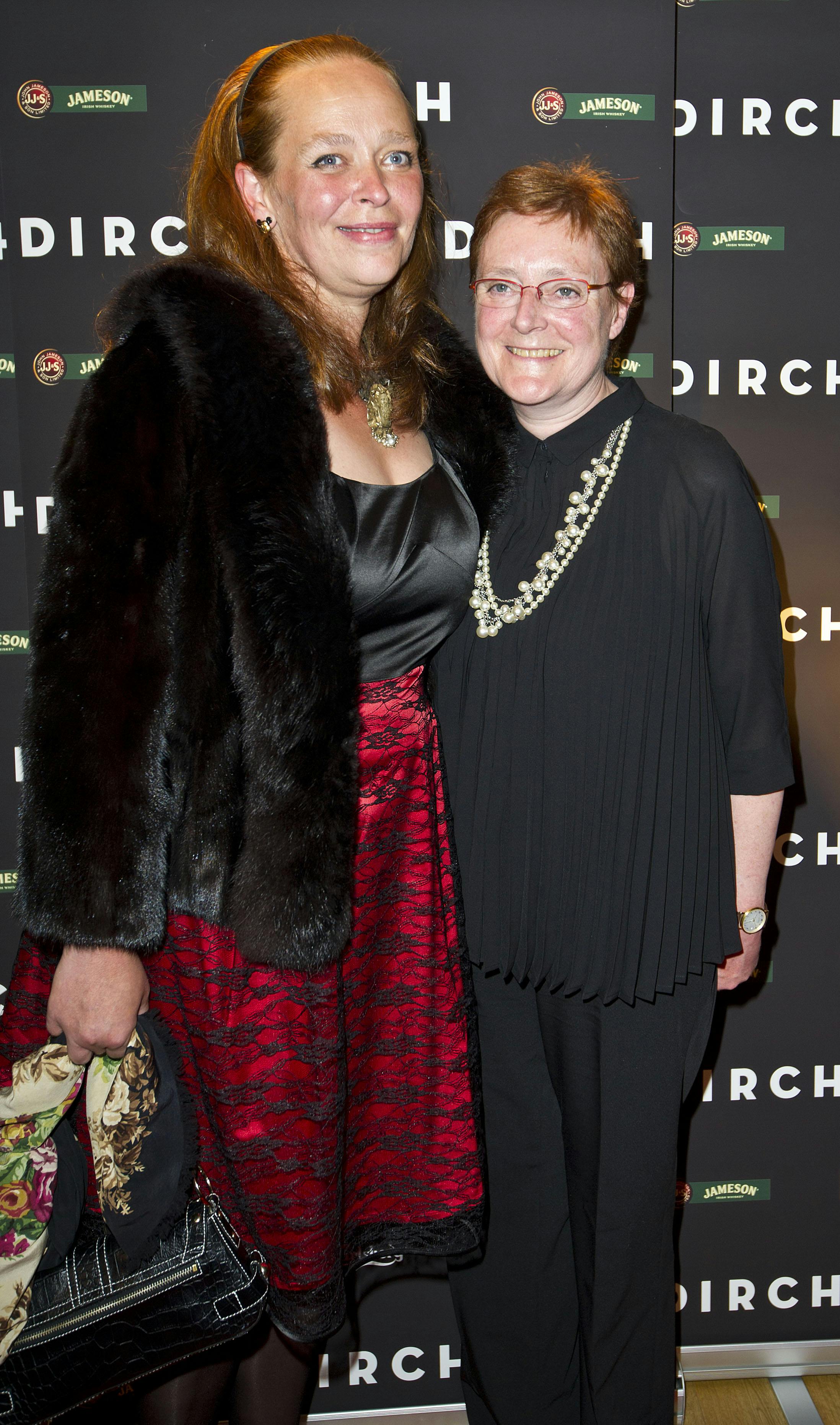 Dorte Passer (th) med lillesøster Josefine til premieren filmen "Dirch". 