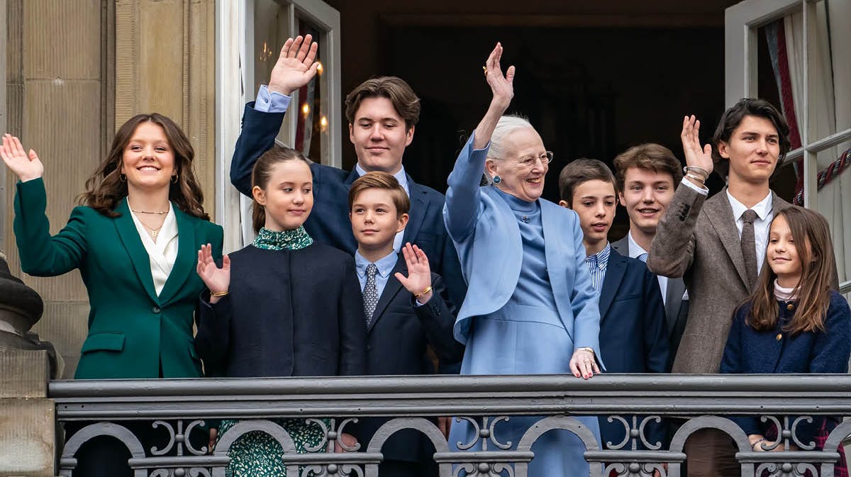 Dronning Margrethe og børnebørnene på balkonen.