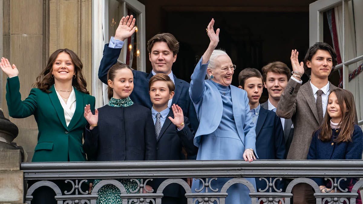Dronning Margrethe og børnebørnene på balkonen. 