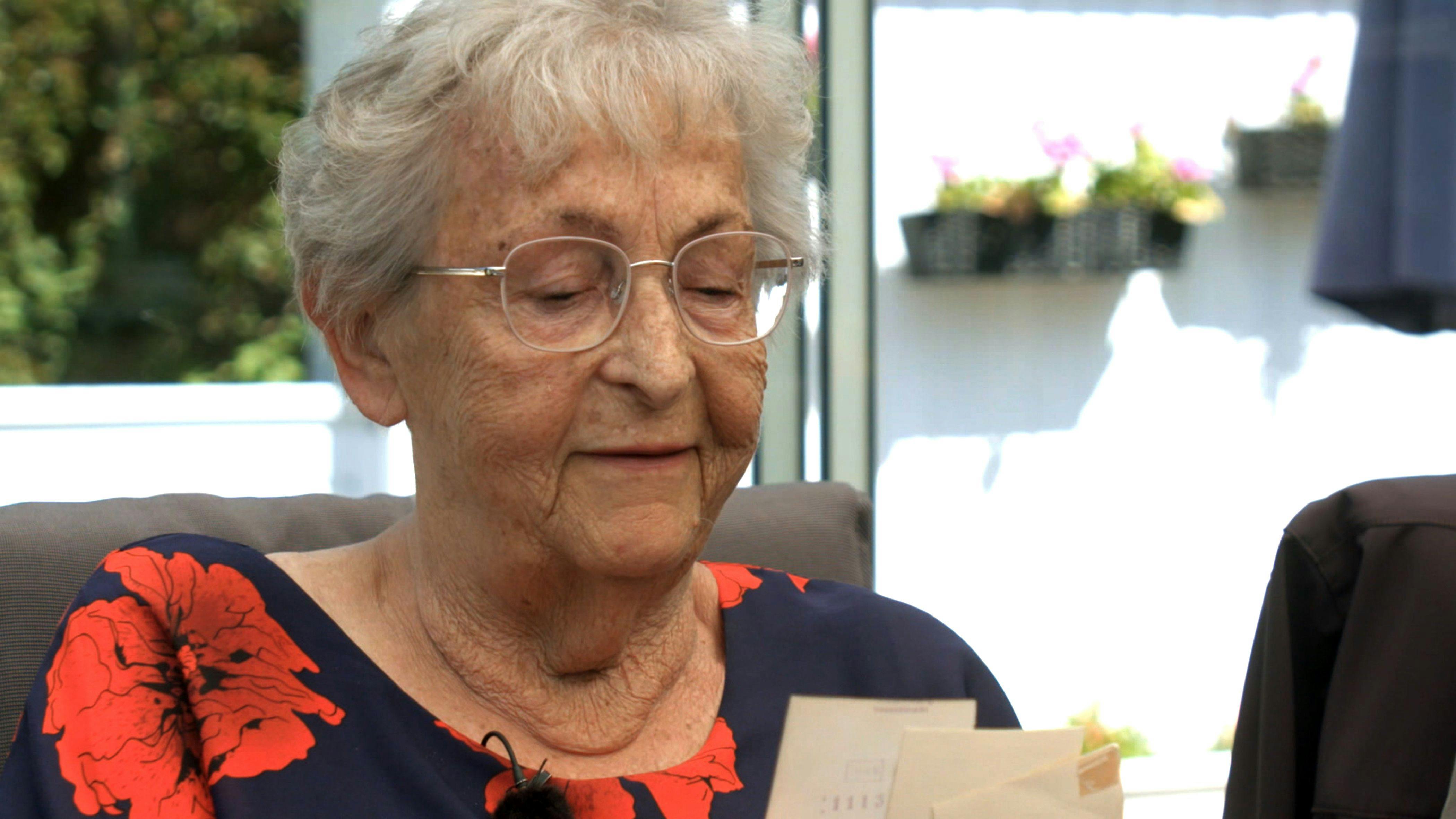 Joyce Olsen er vokset op i en adoptivfamilie, men nu har hun fået vished om sit biologiske ophav. 