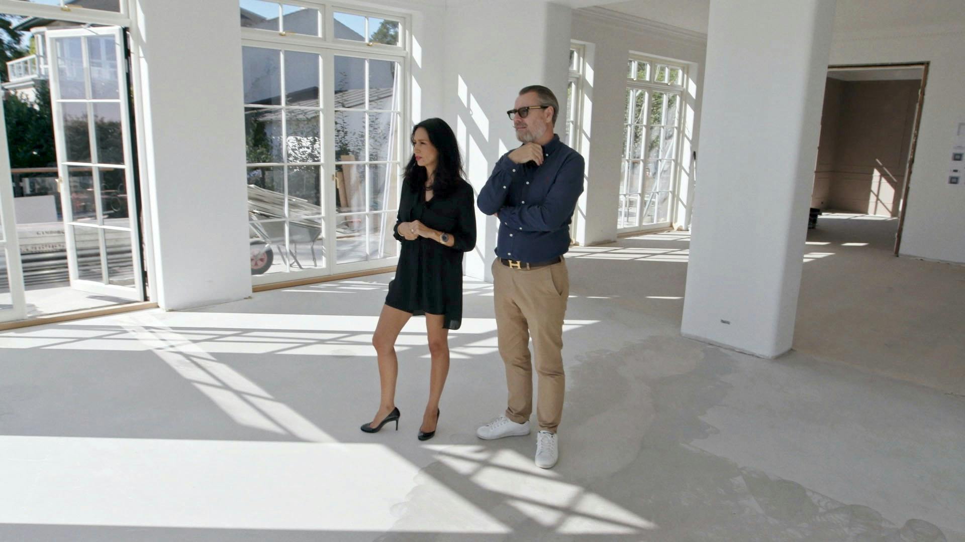 Mæglerparret, Lars og Farnaz Elbæk, i deres strandvejsvilla i Klampenborg. På daværende tidspunkt var boligen stadig under renovering. 