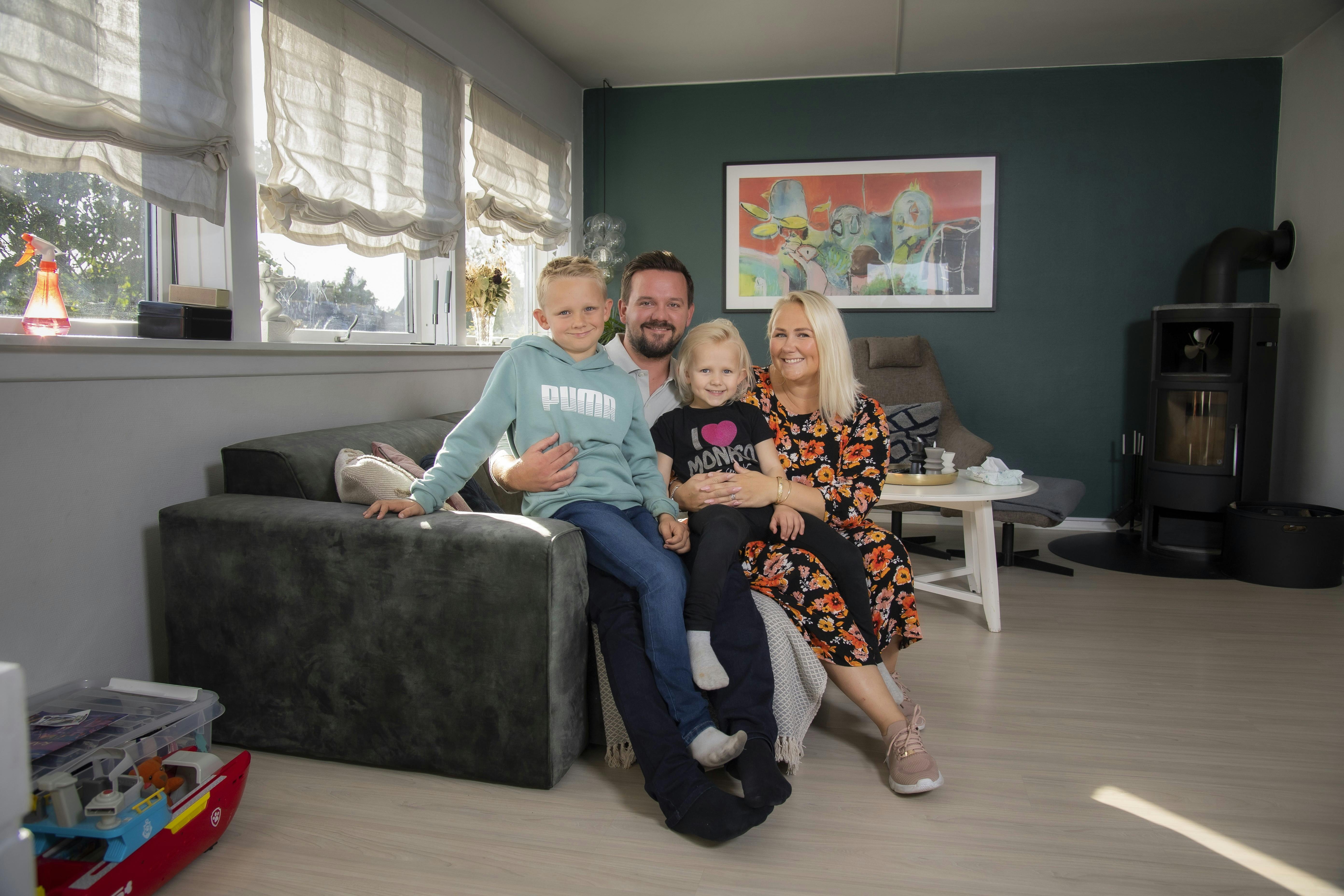 Cecilie Schmeichel med sin mand Joakim Pilkær og børnene Noah og Sofie.