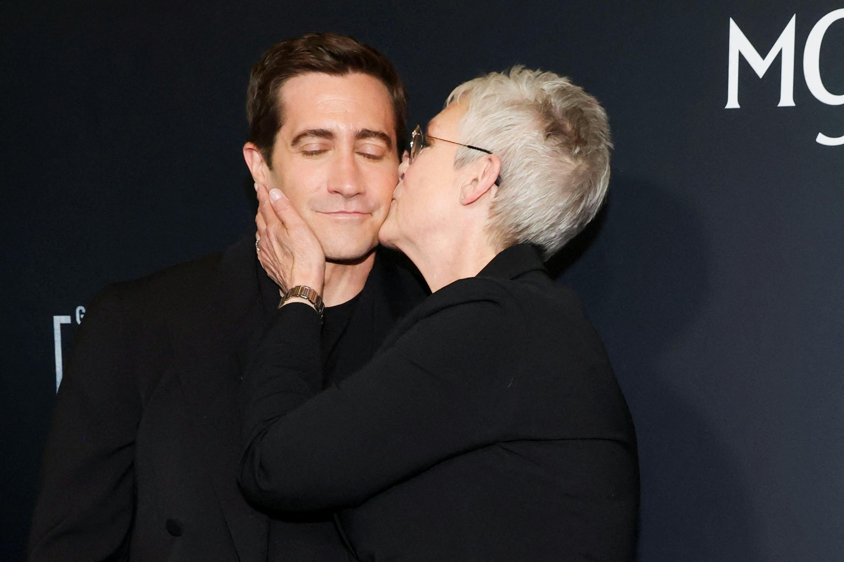 Jake Gyllenhaal og Jamie Lee Curtis til premieren på "The Covenant".
