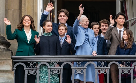 Dronning Margrethe med sine børnebørn
