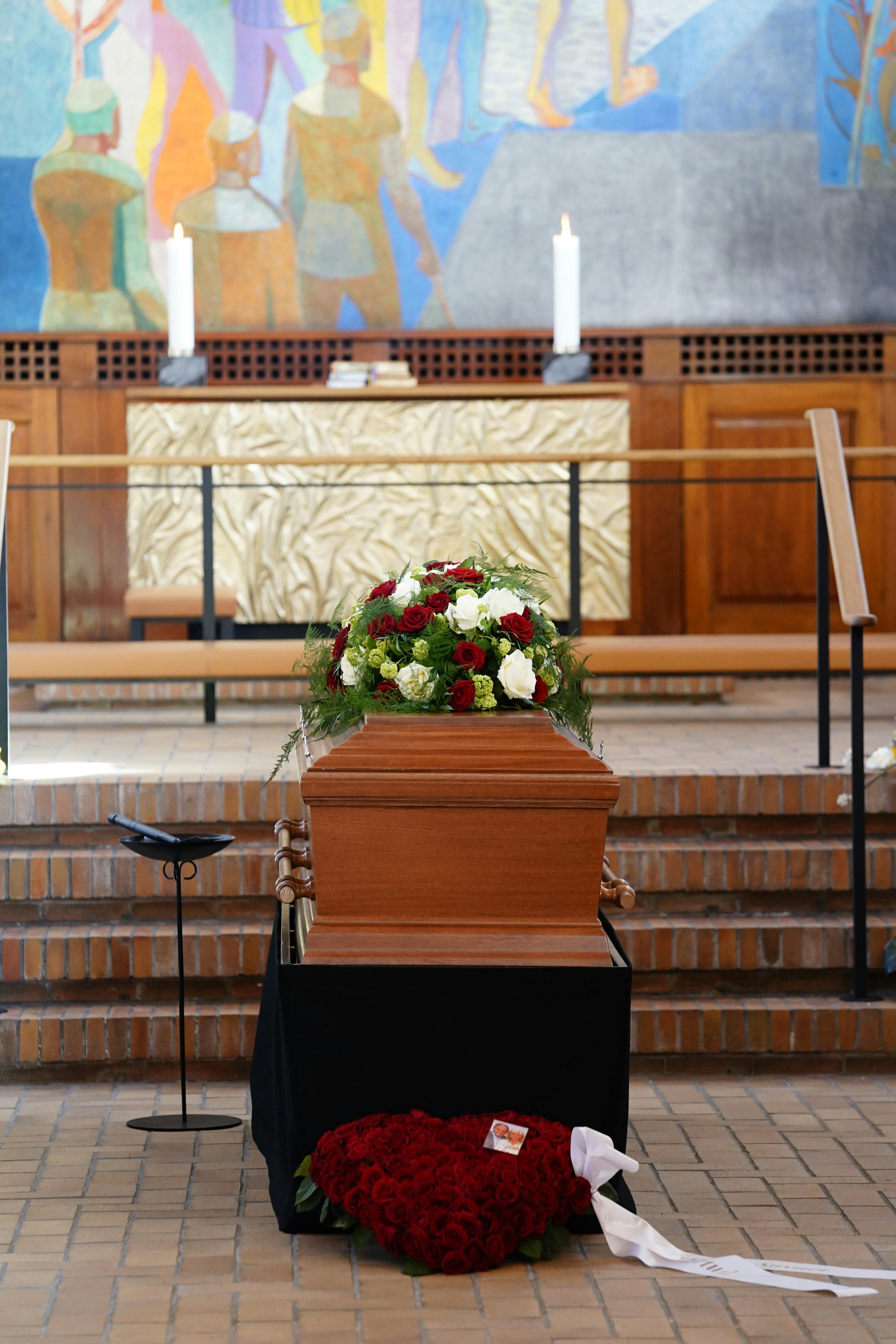 Den smukke dekoration fra Gertrud er placeret lige foran kisten. 