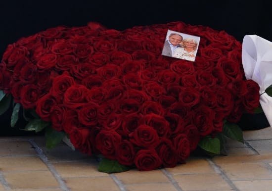 Krans af roser ved Dario Campeottos kiste.