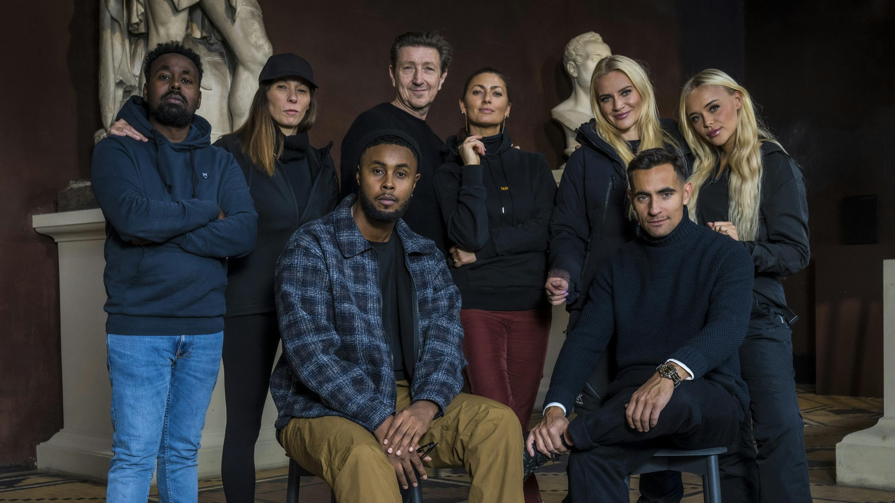 De medvirkende i fjerde sæson af "Jaget vildt"
Fra venstre (bagerst): Mahamad Habane, Mette Cornelius, Nicolaj Kopernikus, Sara Maria Franch-Mærkedahl, Thalia Pitzner og Elvira Pitzner
Fra venstre (forrest): Skinz og Jonathan Harboe