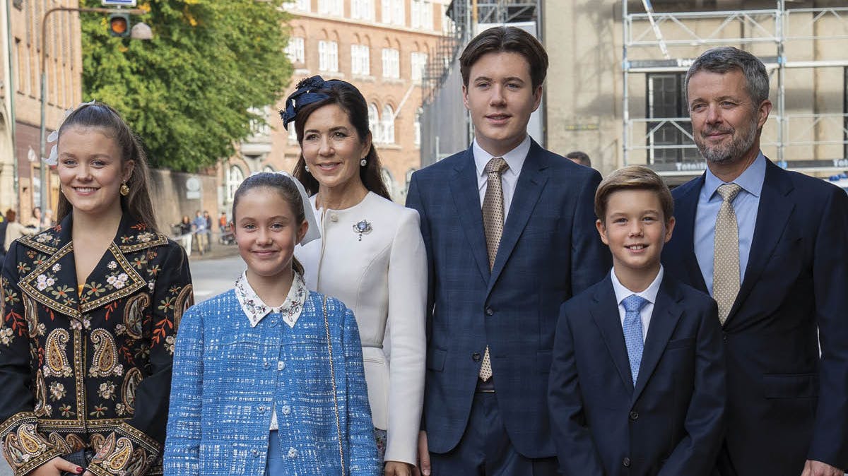 Prinsesse Isabella, prinsesse Josephine, kronprinsesse Mary, prins Christian, prins Vincent og kronprins Frederik.
