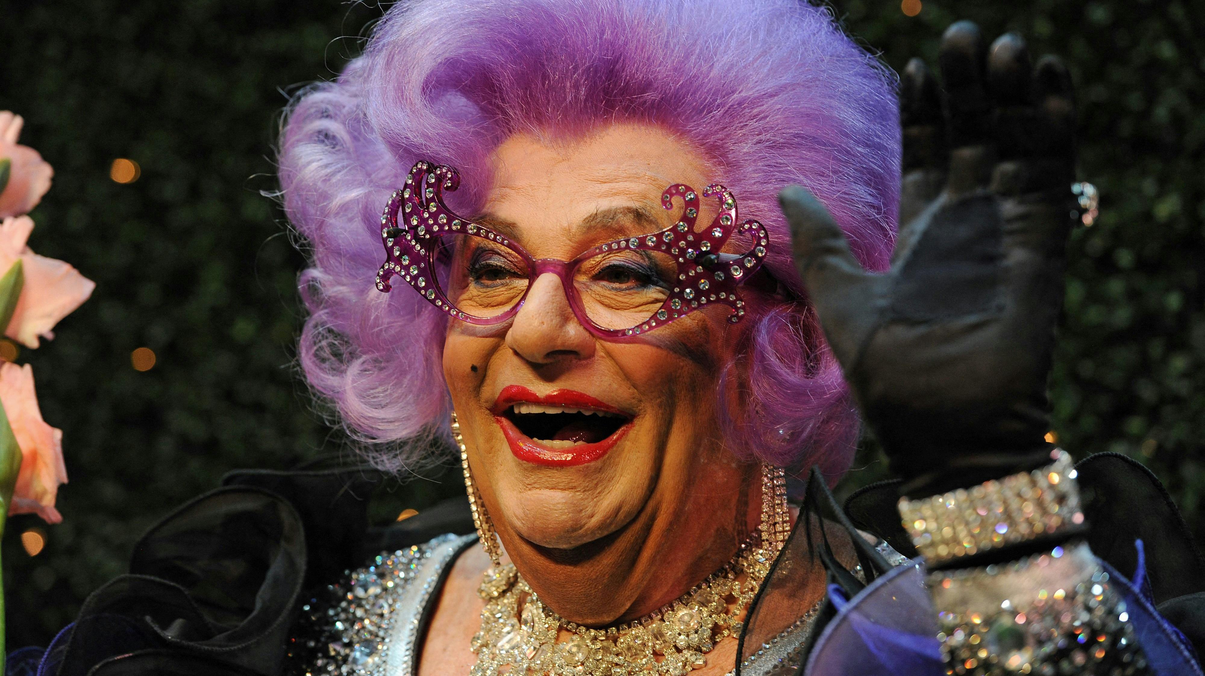 Barry Humphries som Dame Edna. 