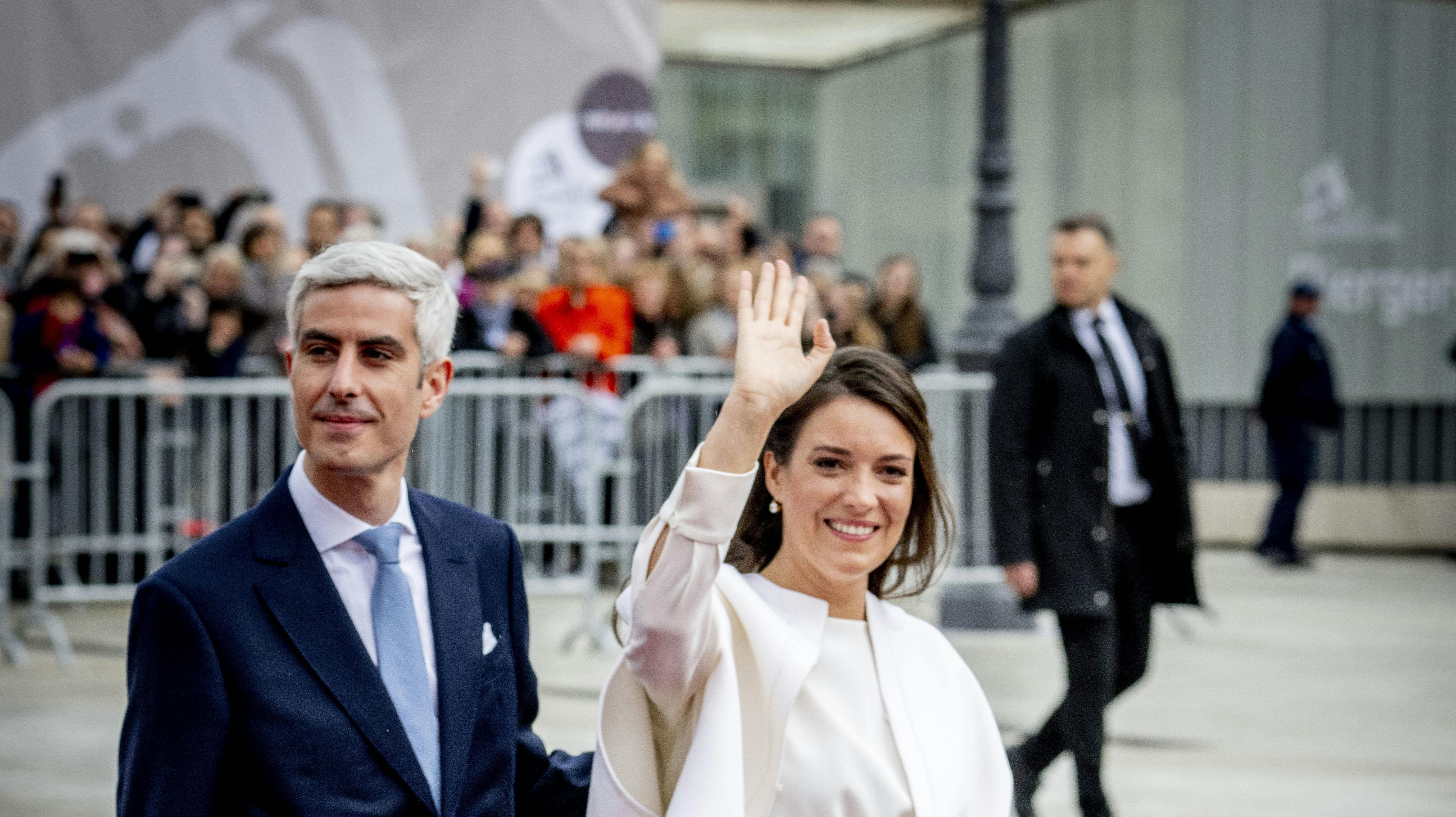 Det glade brudepar vinkede til alle de fremmødte. nbsp;