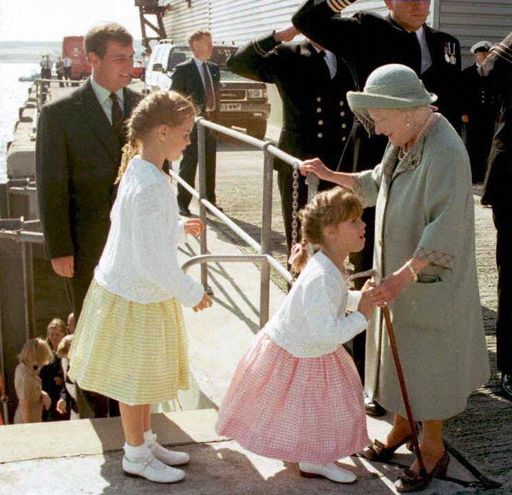 Prinsesse Eugenie (til højre) og prinsesse Beatrice (til venstre) med deres oldemor.&nbsp;

