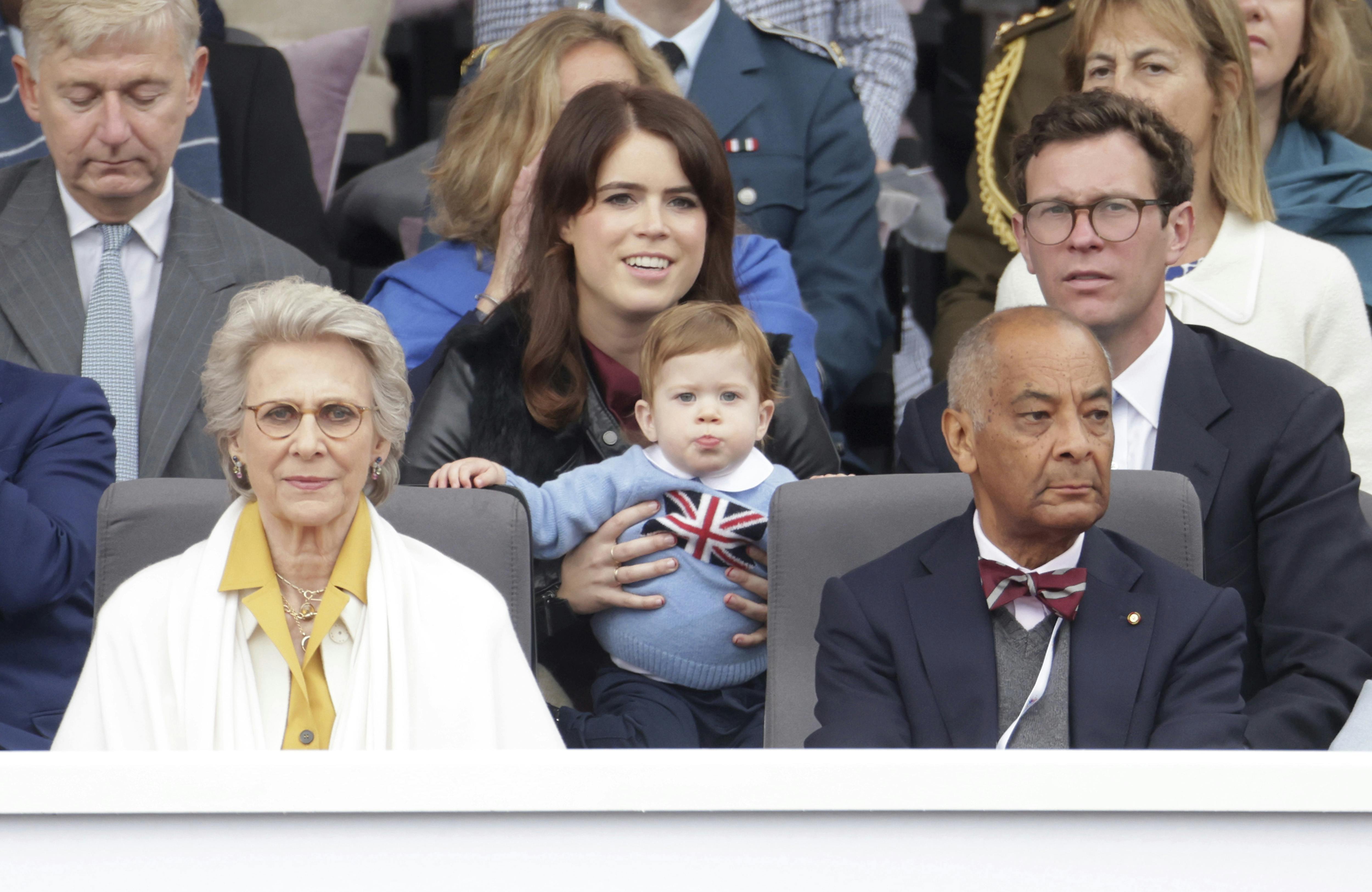 Prinsesse Eugenie og Jack Brooksbank med sønnen August.&nbsp;
