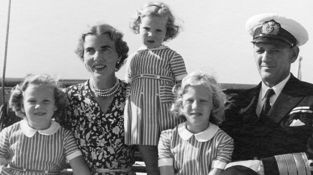 Dronning Ingrid og kong Frederik med deres tre døtre, fra venstre: prinsesse Benedikte, prinsesse Anne-Marie og prinsesse Margrethe.&nbsp;