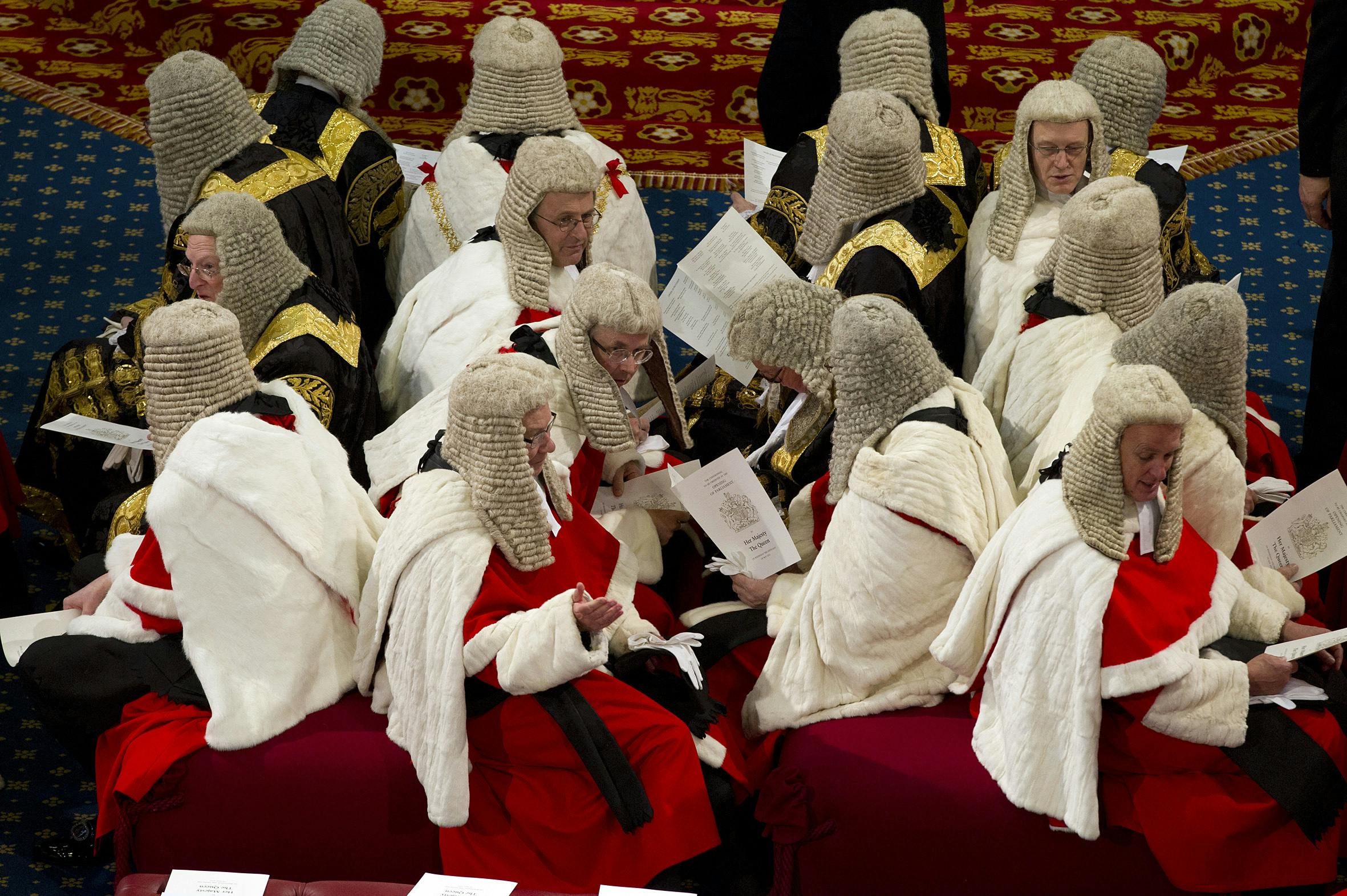 Der er tradition for, at medlemmerne af House of Lords ville være iført disse kåber til kroningen, men sådan bliver det ikke den 6. maj.