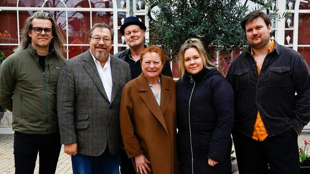 Revystjernerne åbner Tivolorevyen ved at plante et symbolsk træ 