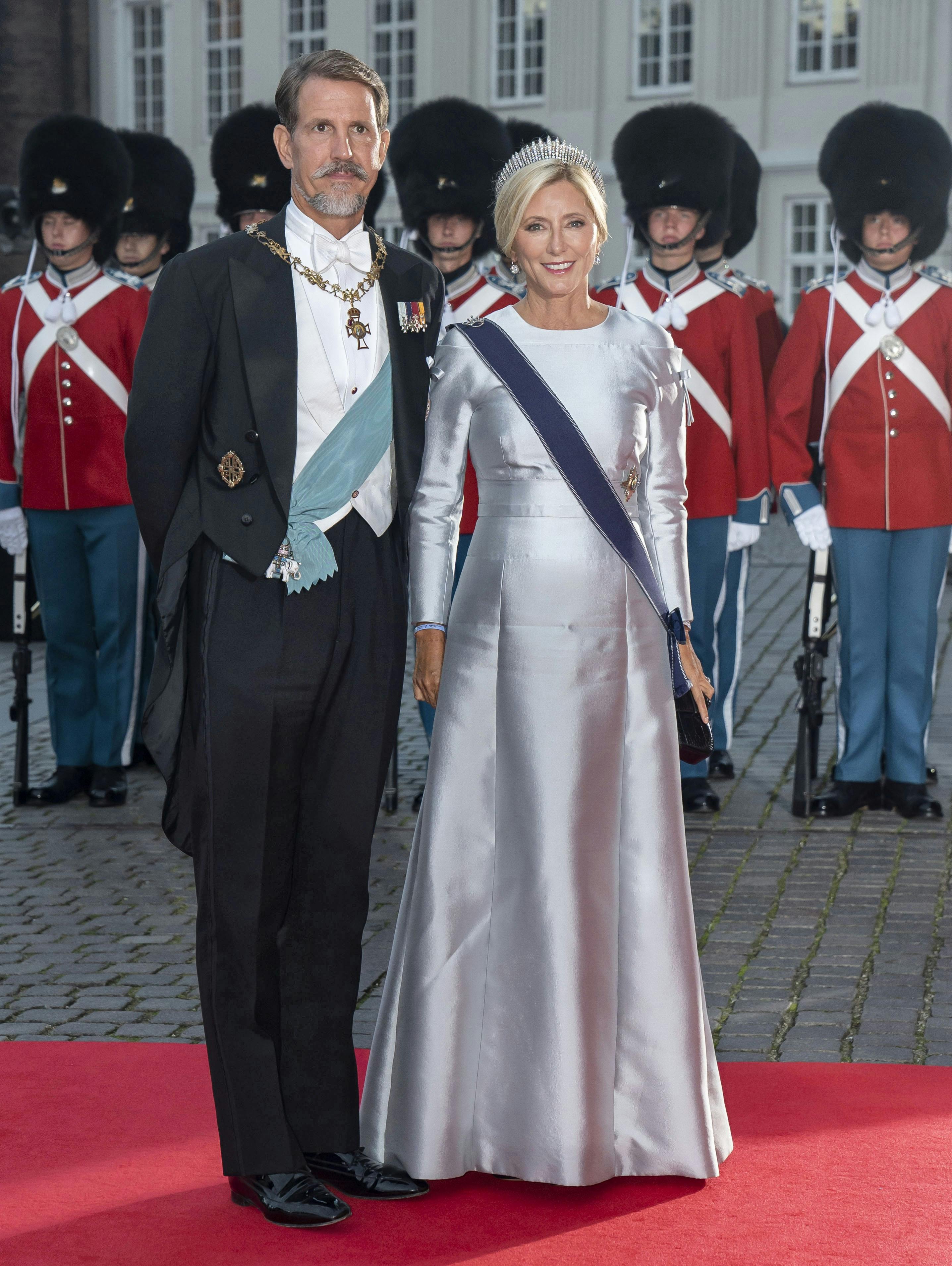 Kronprins Pavlos og kronprinsesse Marie-Chantal deltager i kroningen sammen med dronning Anne-Marie. 