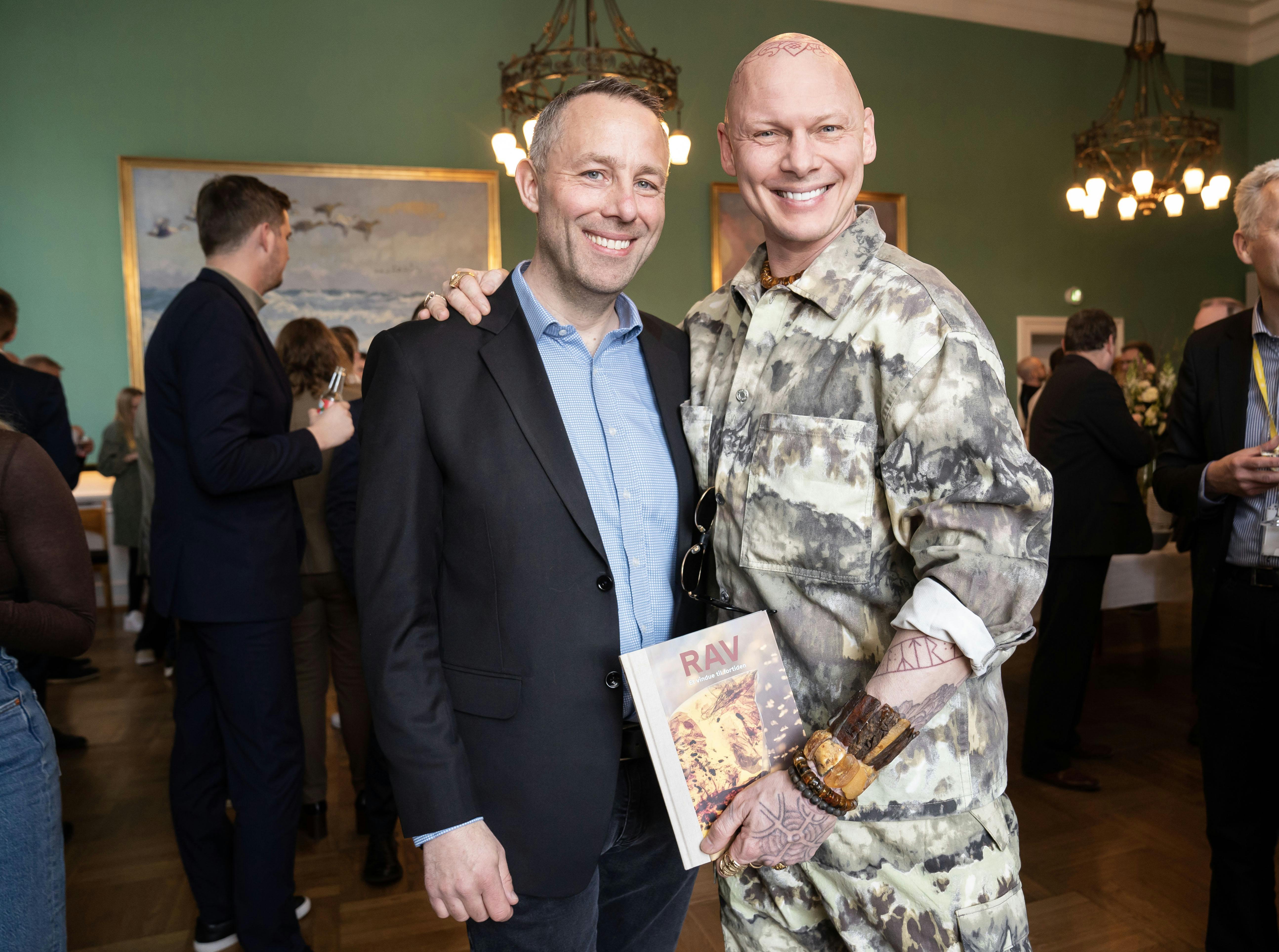 Jim Lyngvild og manden forærede Inger Støjberg en bog om rav. 