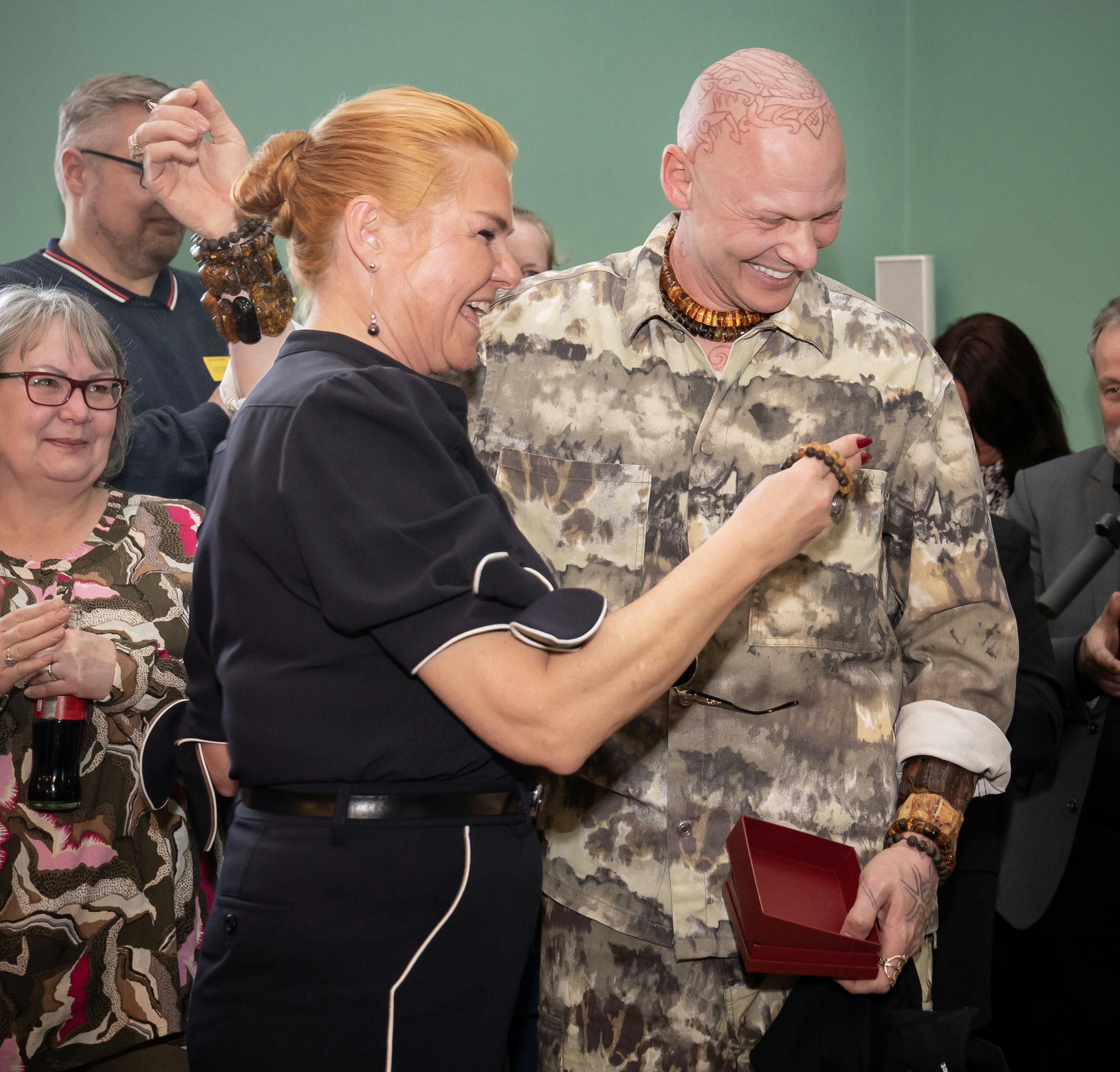 Jim Lyngvild holdt tale for fødselaren og forærede hende efterfølgende et par rav-armbånd. 