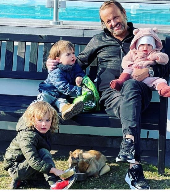 Dennis Knudsen med sine tre børn og familiens to kaniner.